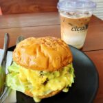 イロイロ(Iloilo city)のcicada cafeのハンバーガー180PHPとアイスラテ140PHP