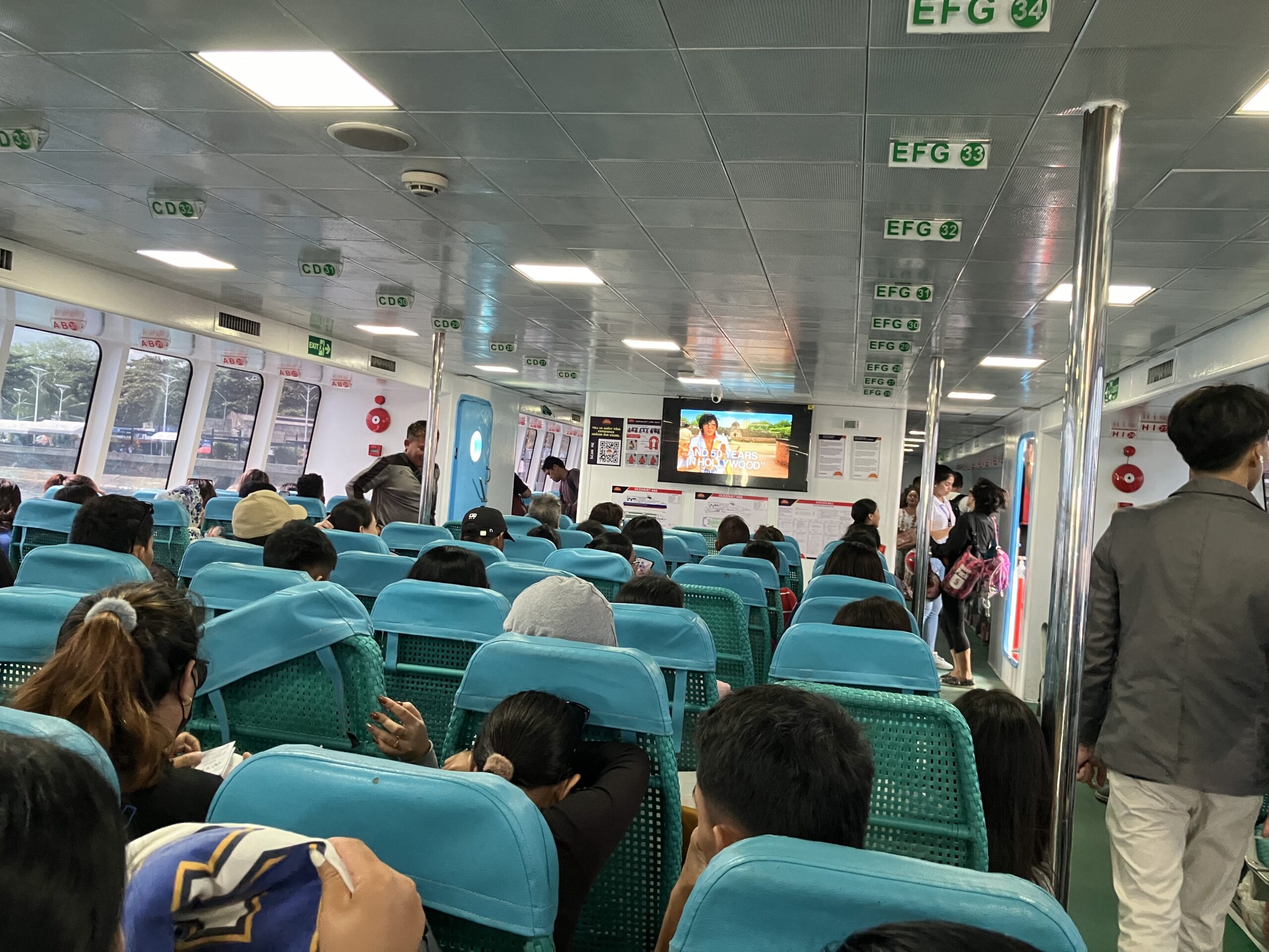 オーシャンジェット社のドゥマゲッティ(Dumaguete)発タグビララン(Tagbilaran City)行のフェリー船内