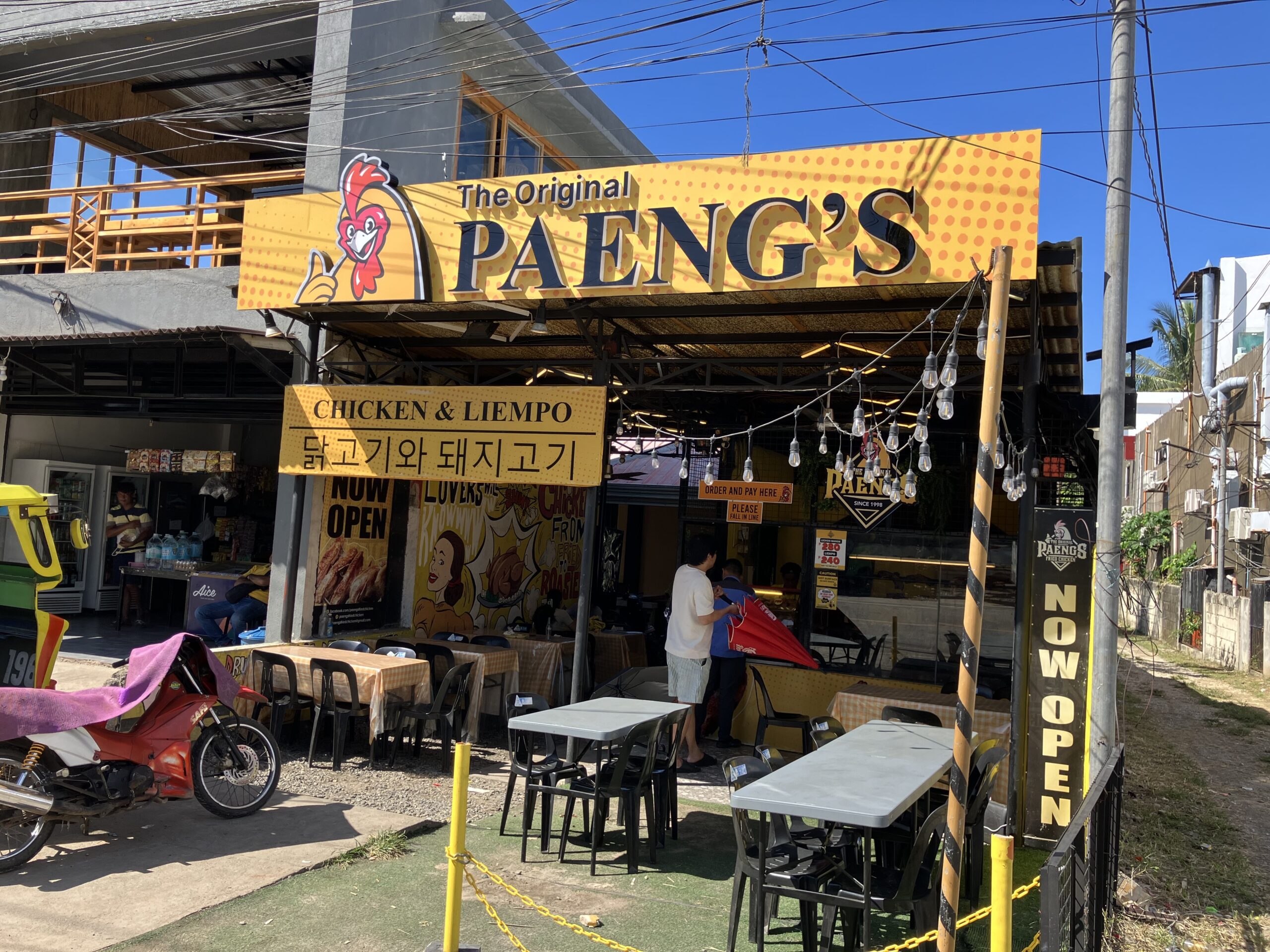 アロナビーチ(Alona Beach)のThe Original PAENG'S