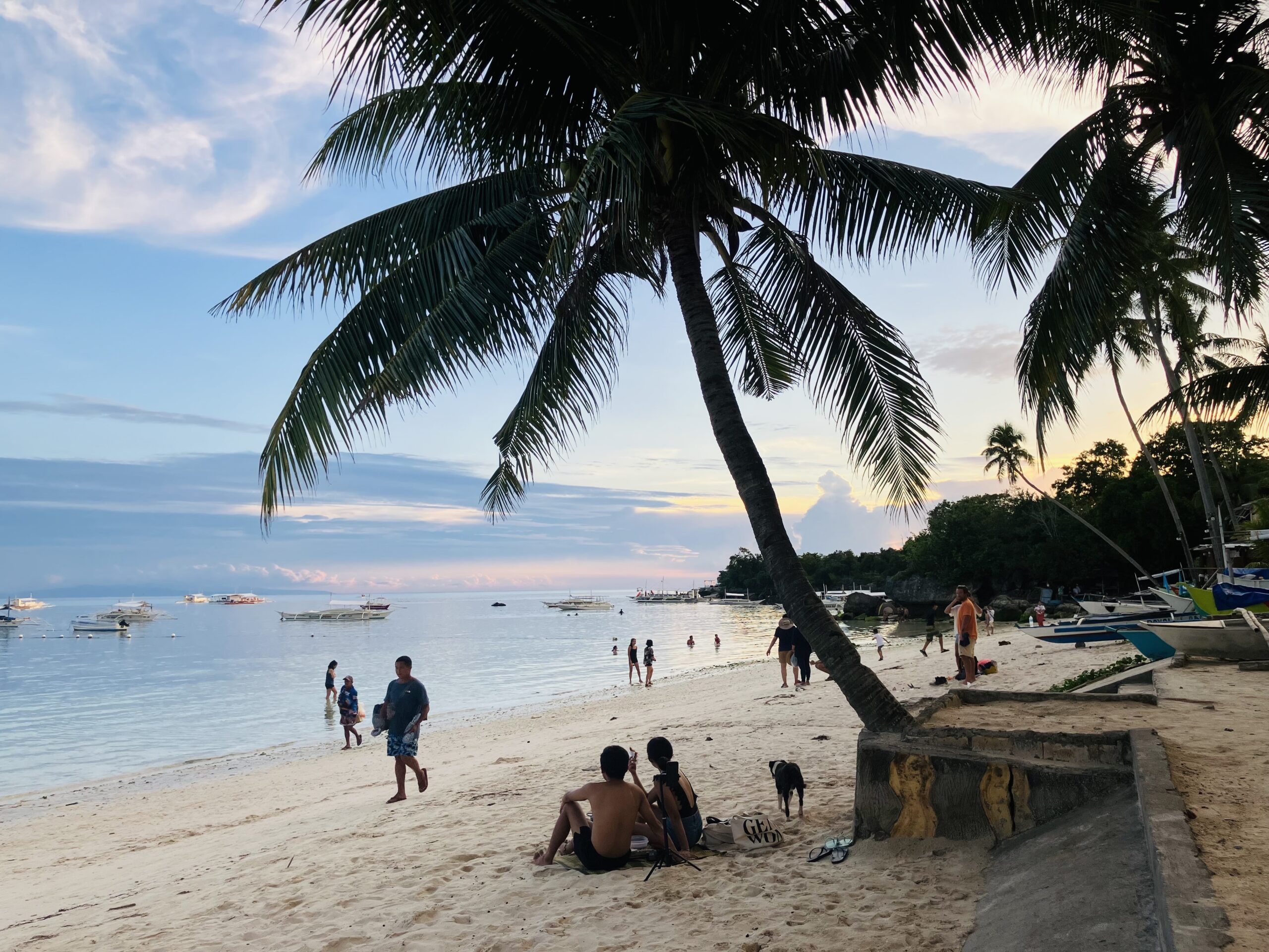 夕方のパングラオ島(Panglao Island)のアロナビーチ(Alona Beach)