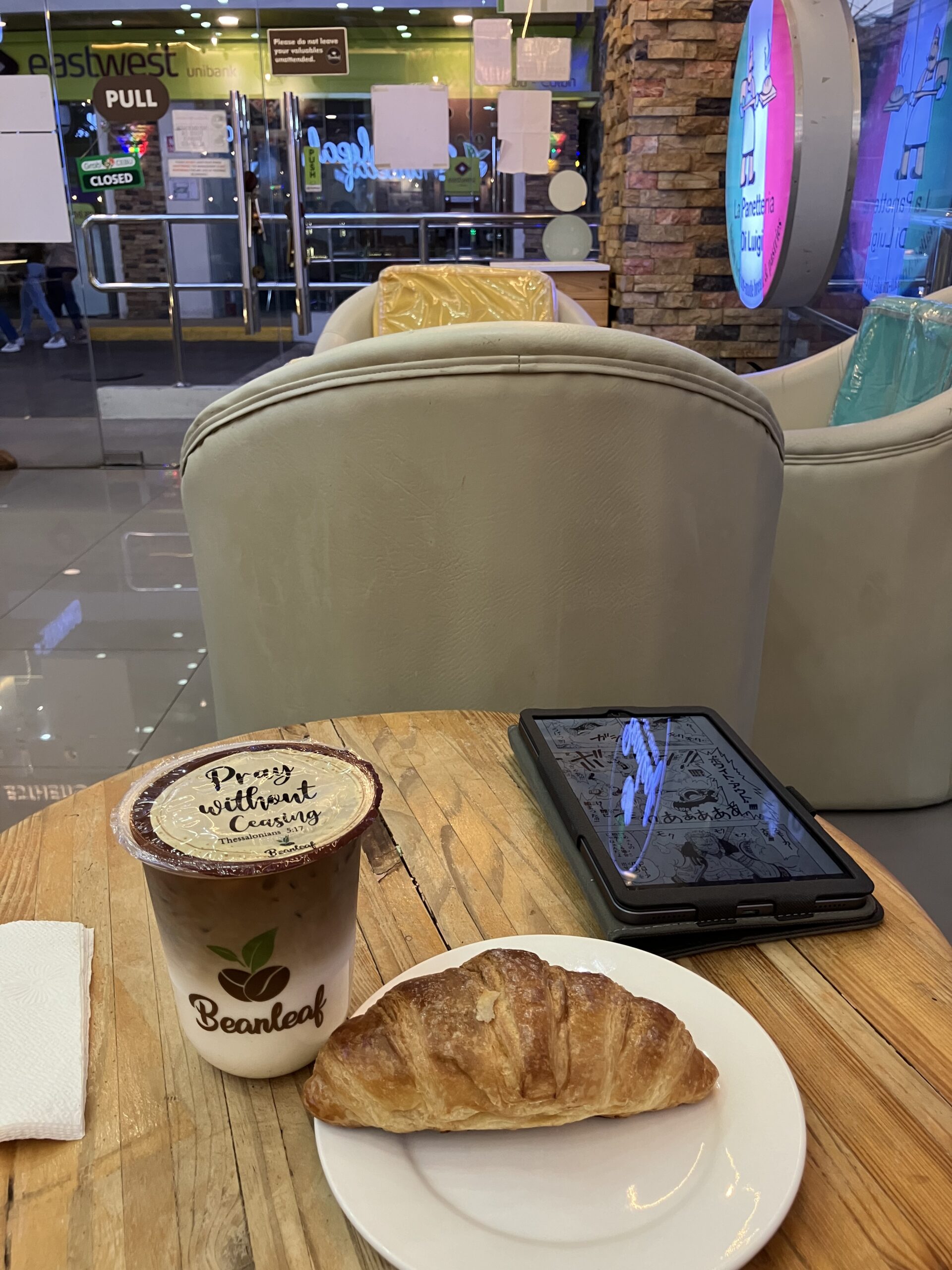 Beanleaf Coffee and Teaのカフェラテ150PHPとクロワッサン90PHP