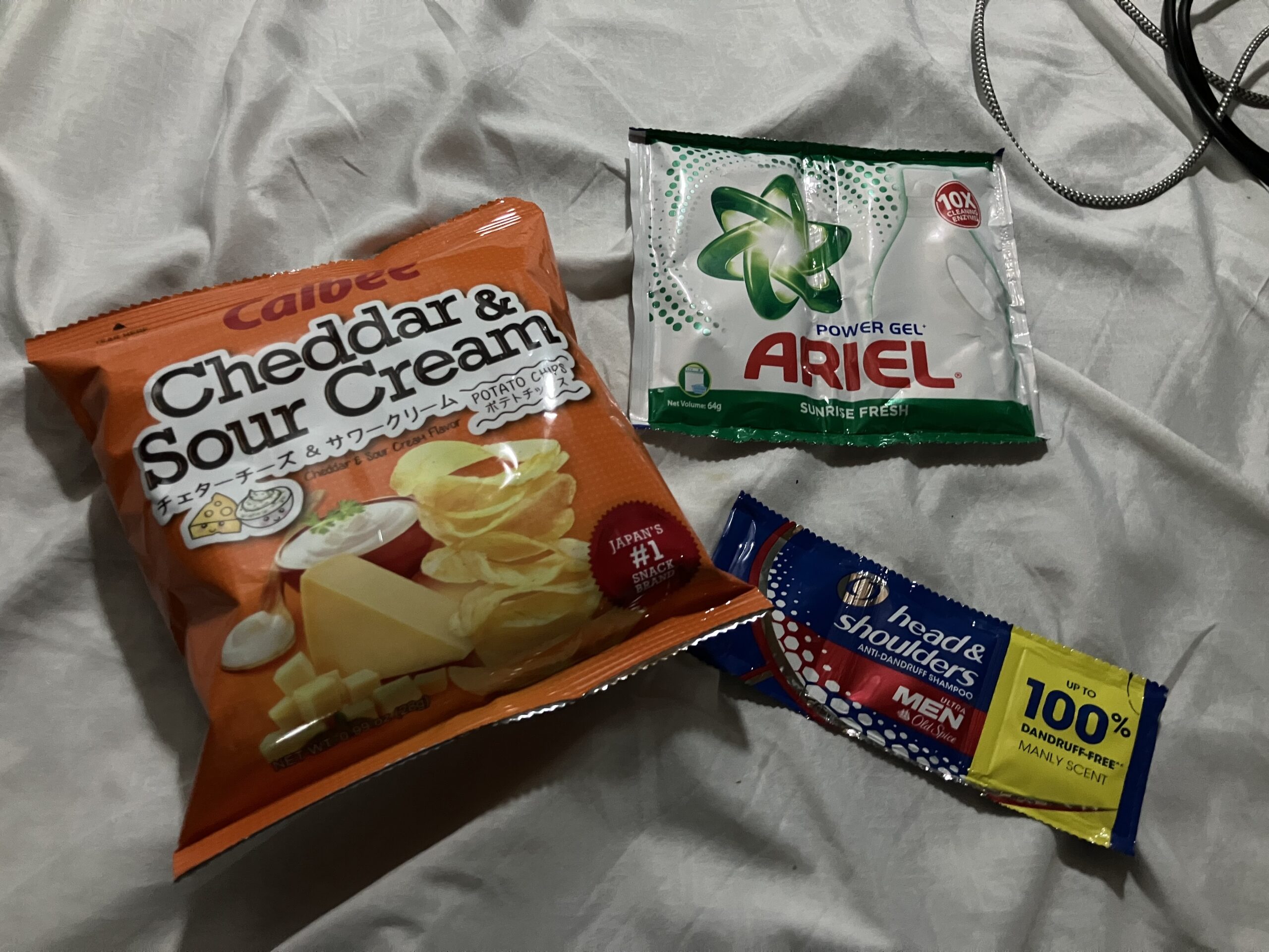 フィリピンのセブンイレブンにてポテトチップス29PHPと洗剤19PHPとシャンプー10PHP