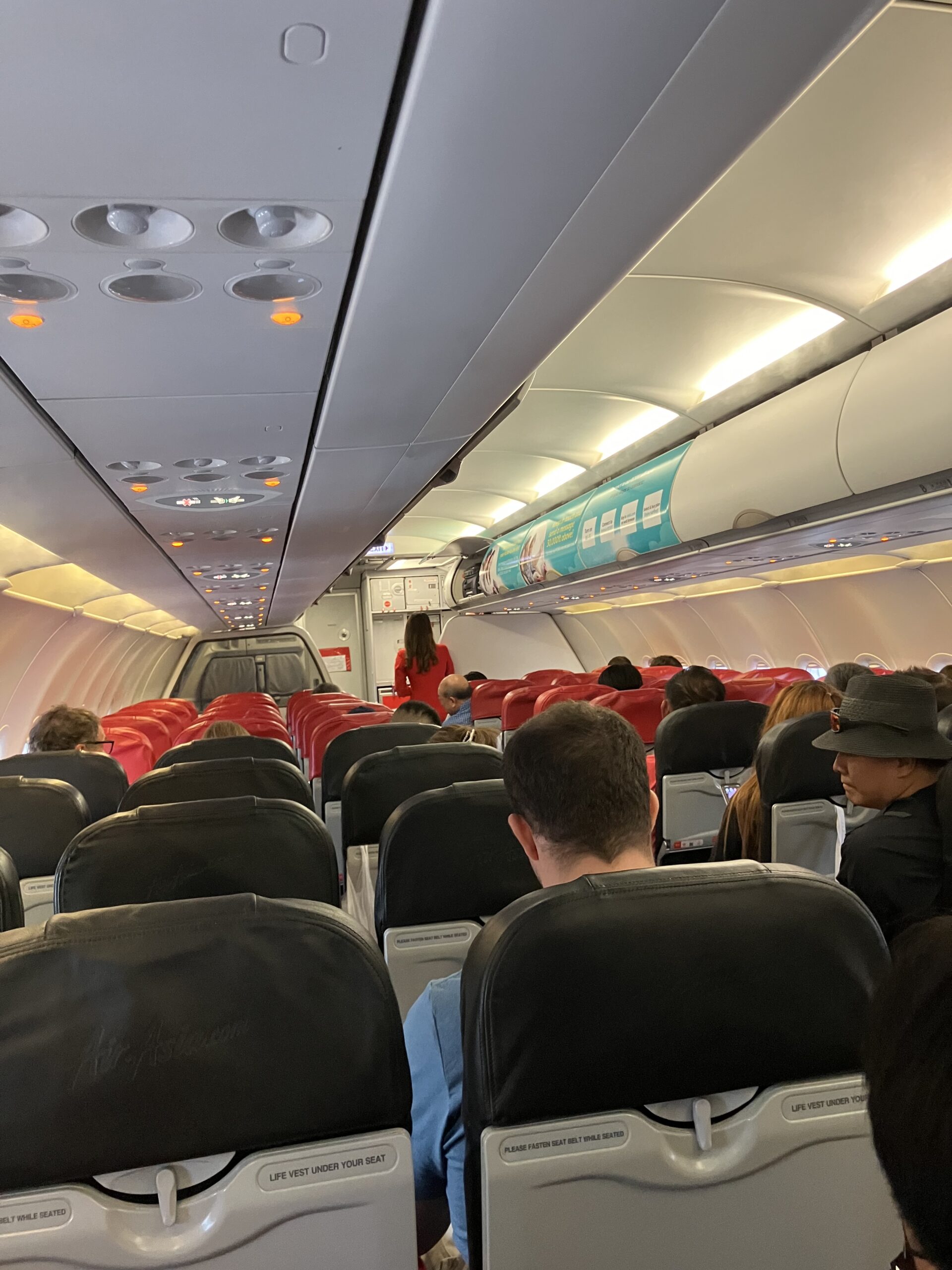 AirAsia Z2501便のAIRBUS A320-200機内