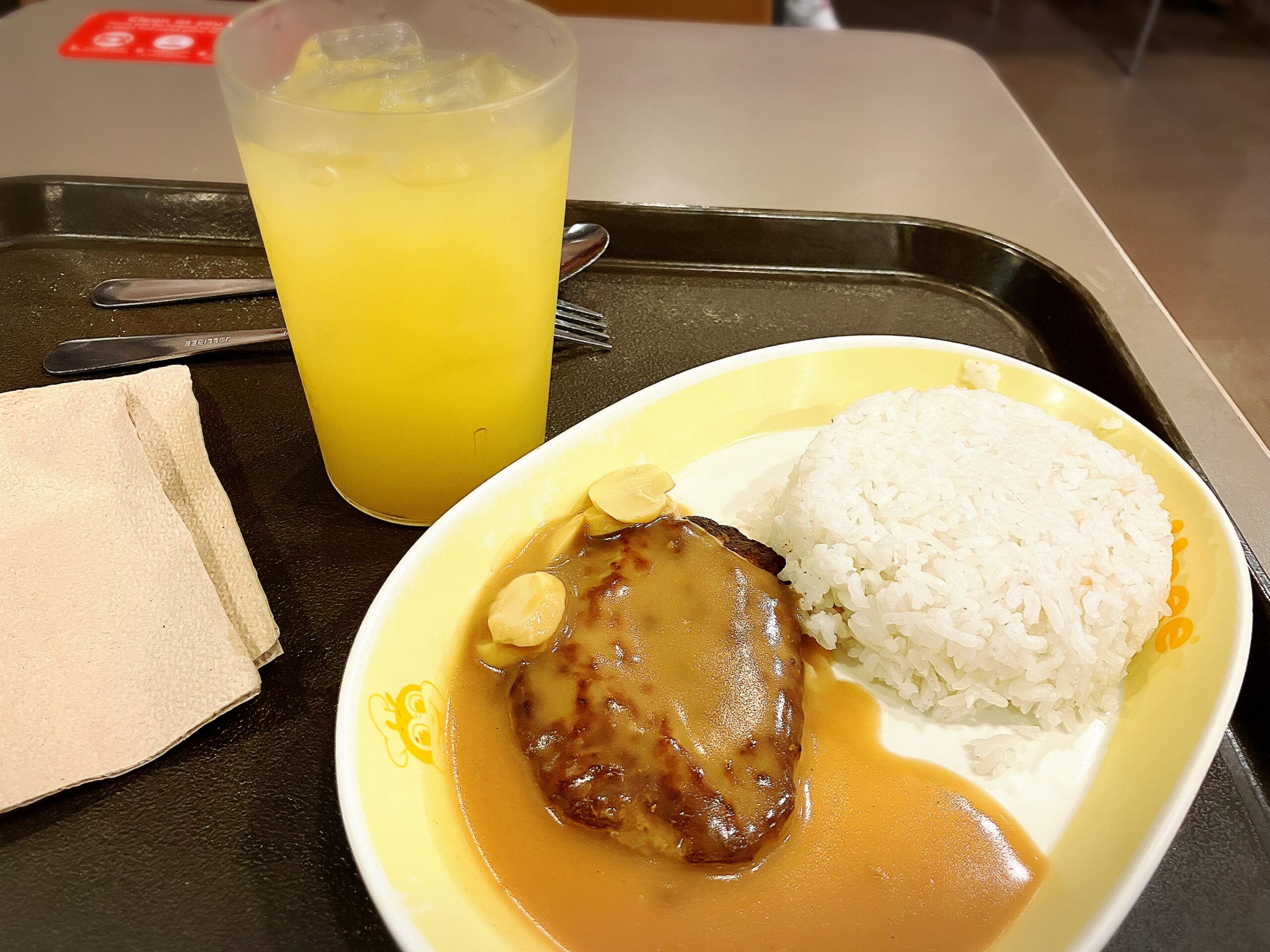 ジョリビーのバーグ&パイナップルジュースセット75PHP