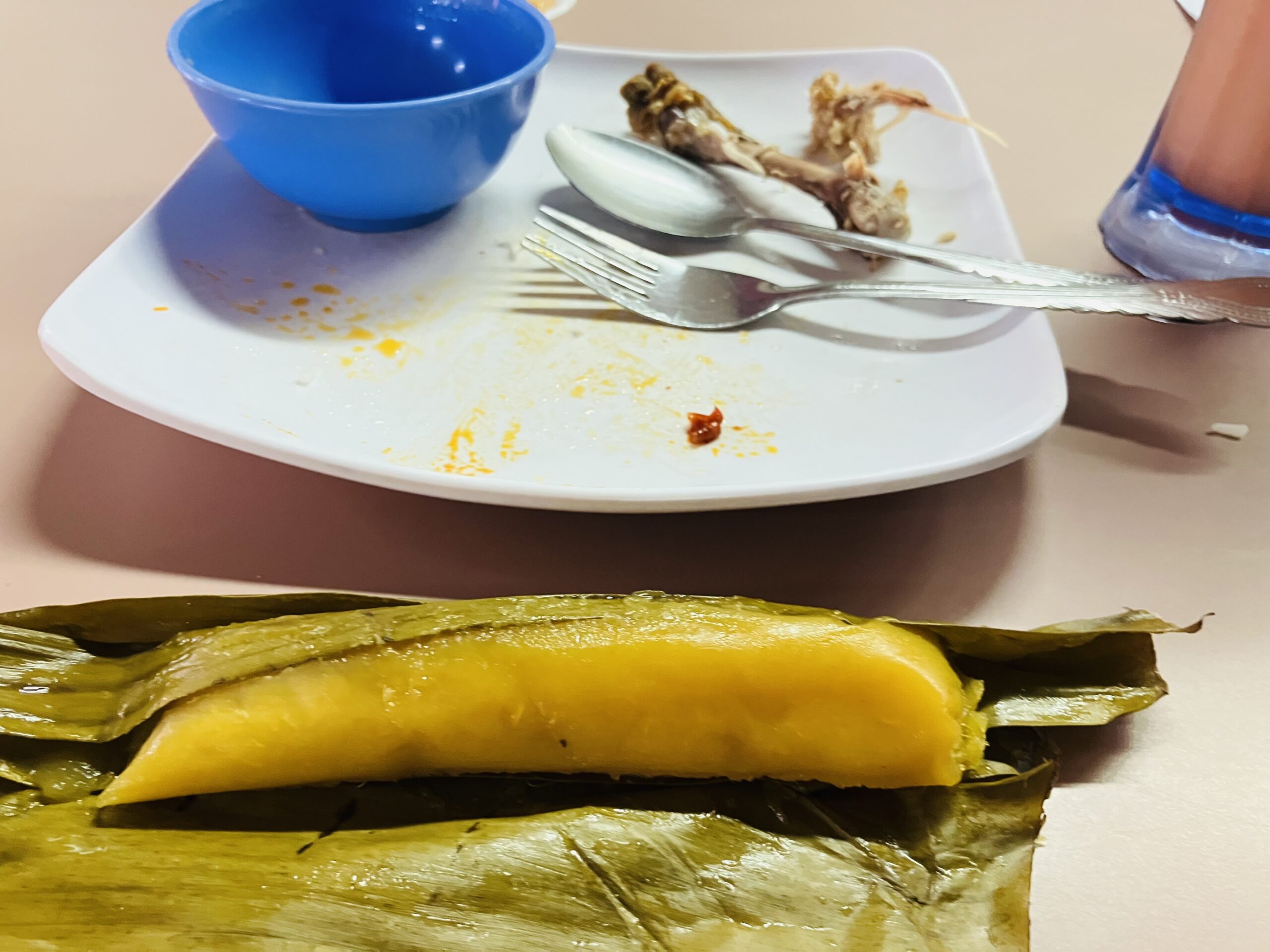 芋をバナナの葉で蒸したお菓子0.5BND