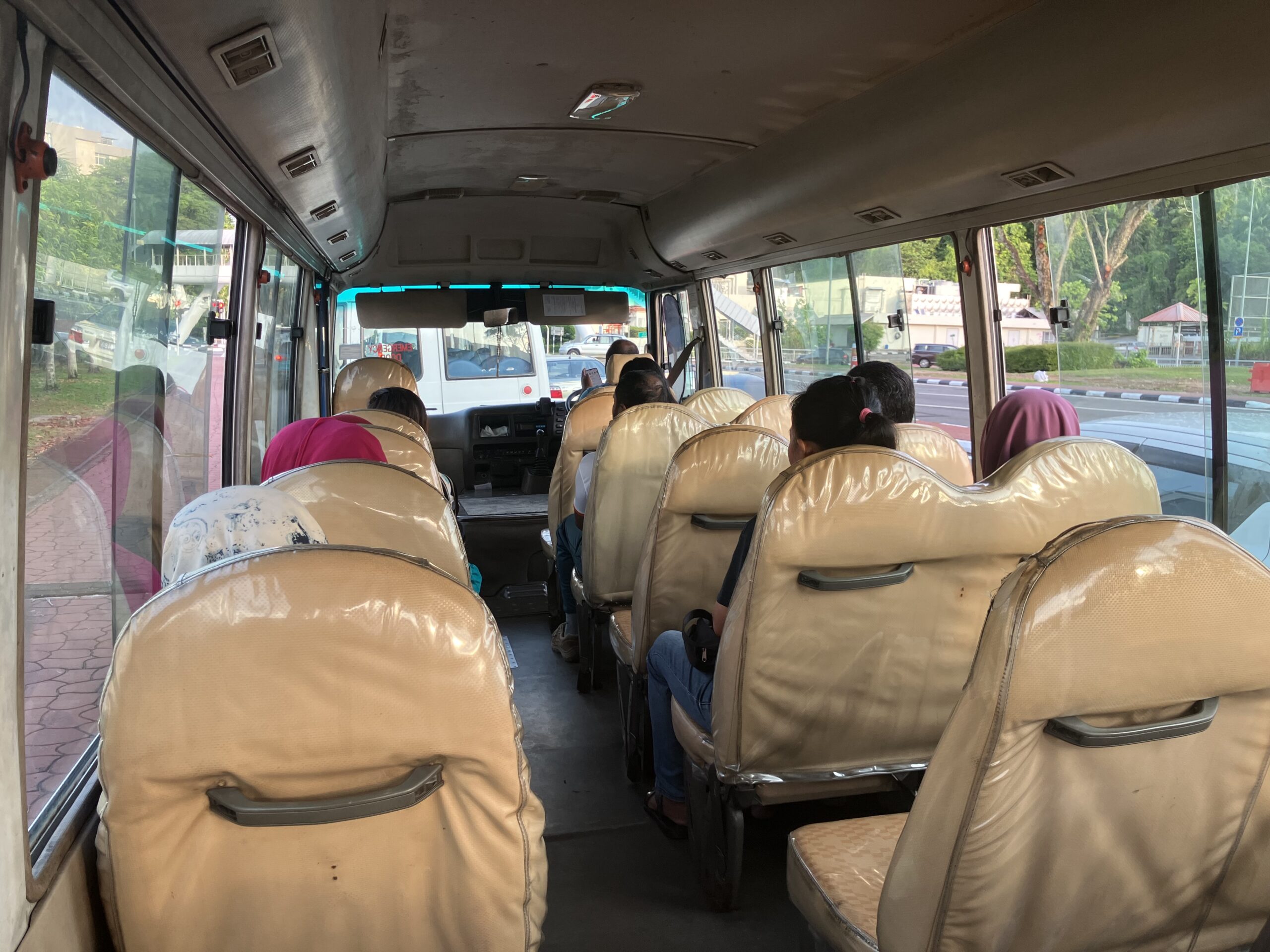 ムアラ(Muara)行のバス車内