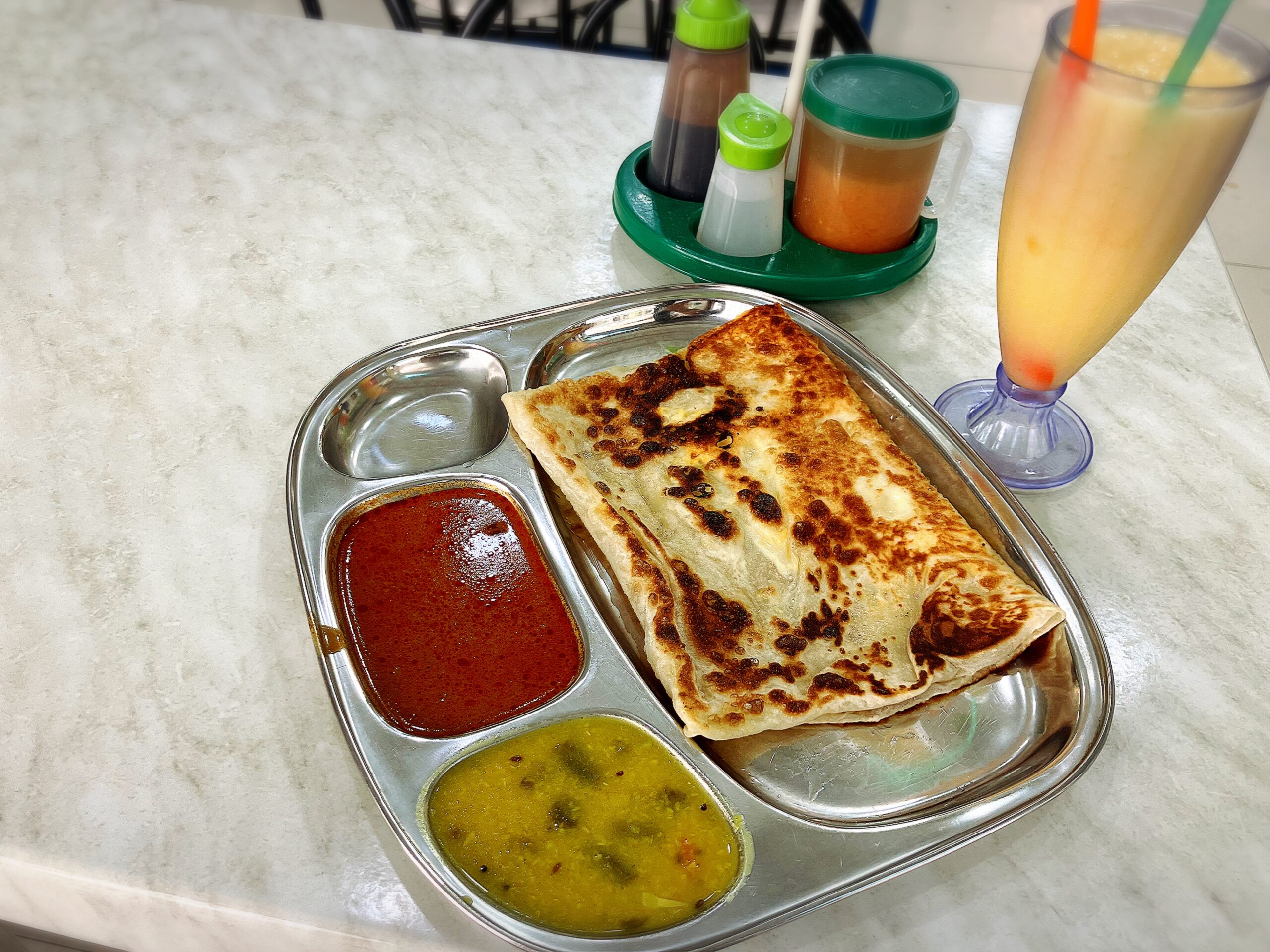 Ansar Majuの玉子ロティRoti Telur 3MYRとマンゴージュースMango Minuman 7MYR