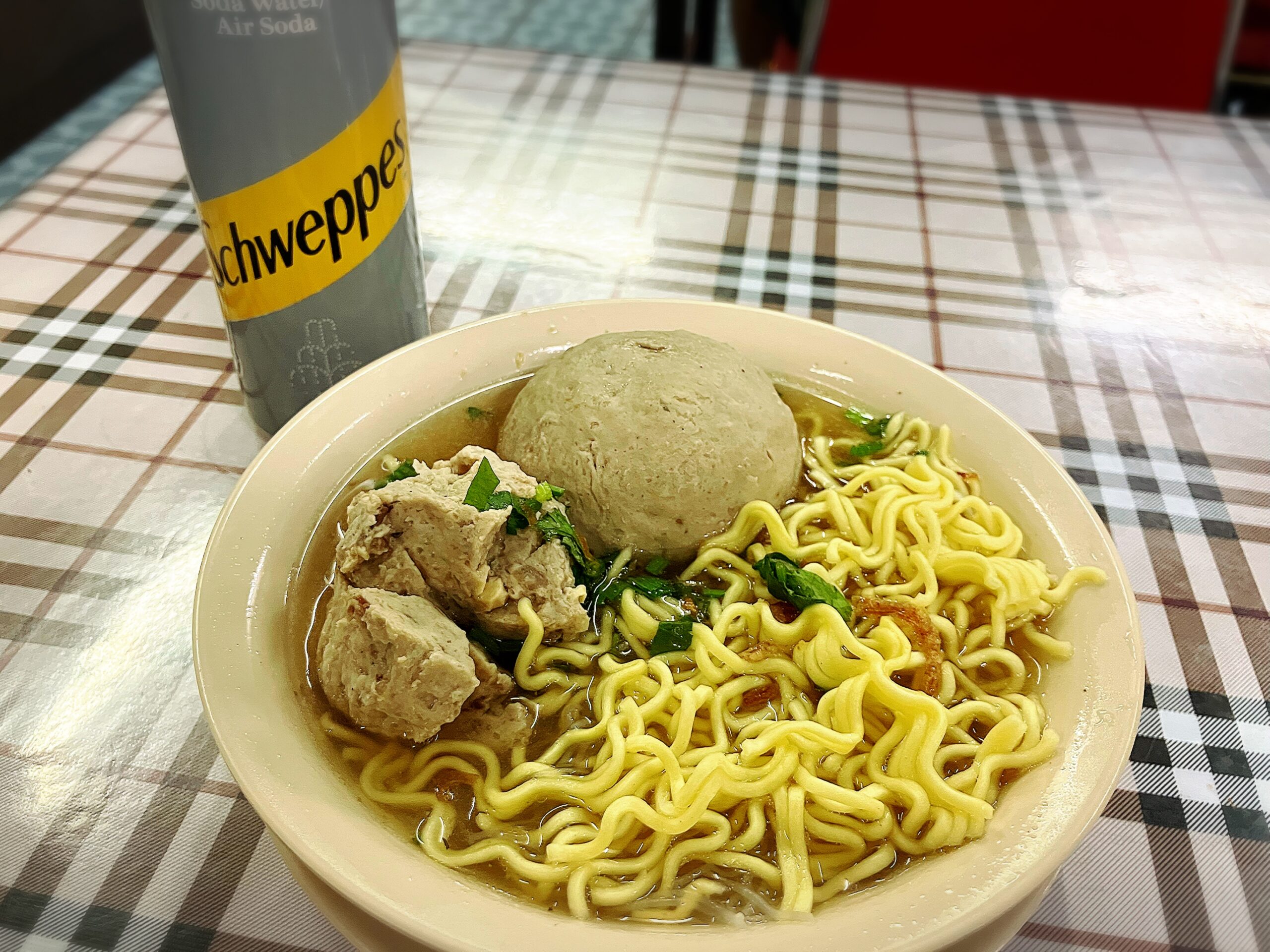 バクソー(Bakso)6BNDと炭酸水1.2BND