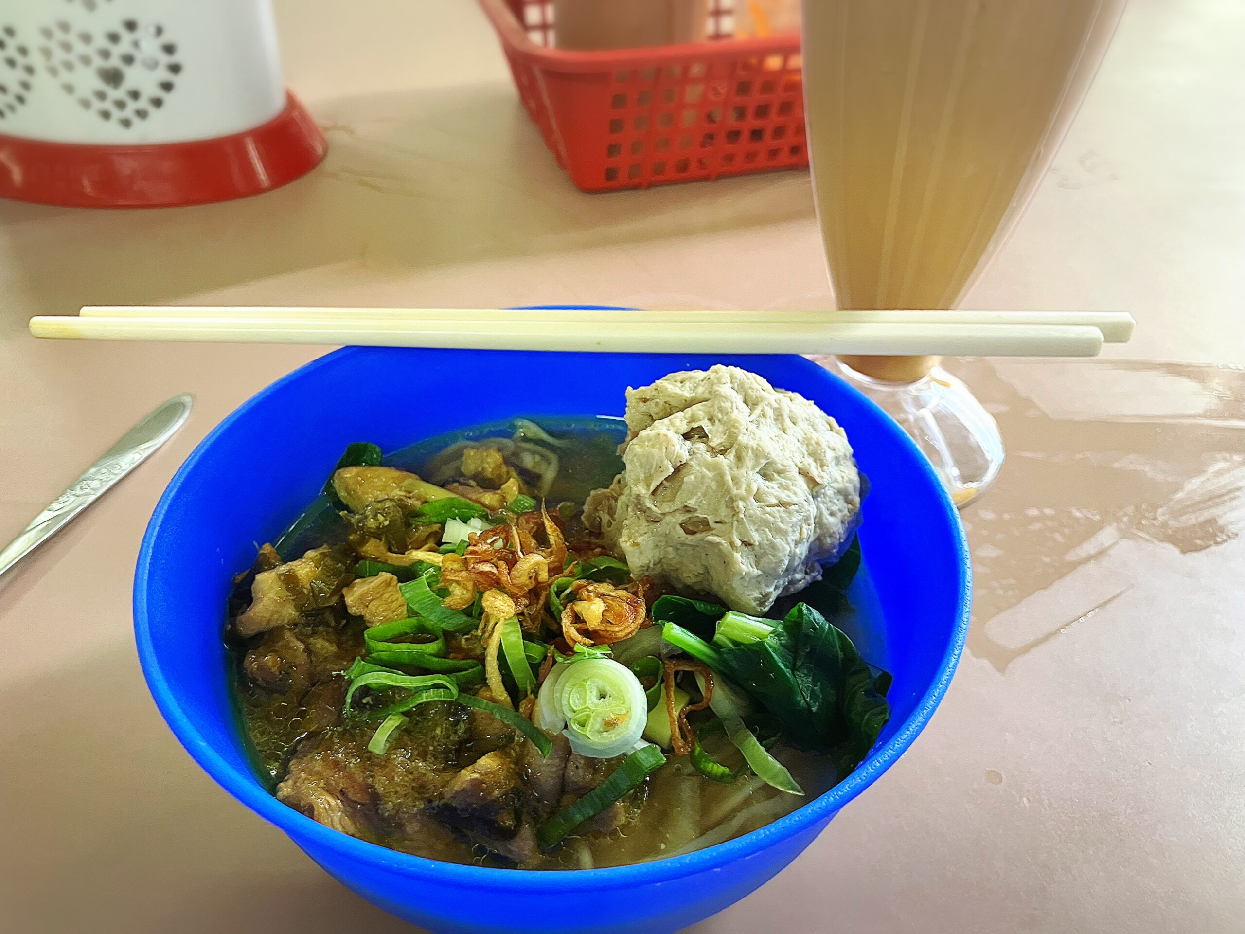 ミーアヤムバクソー(Mie Ayam Bakso)5BNDとアイスティー(Teh Tarik)1.5BND