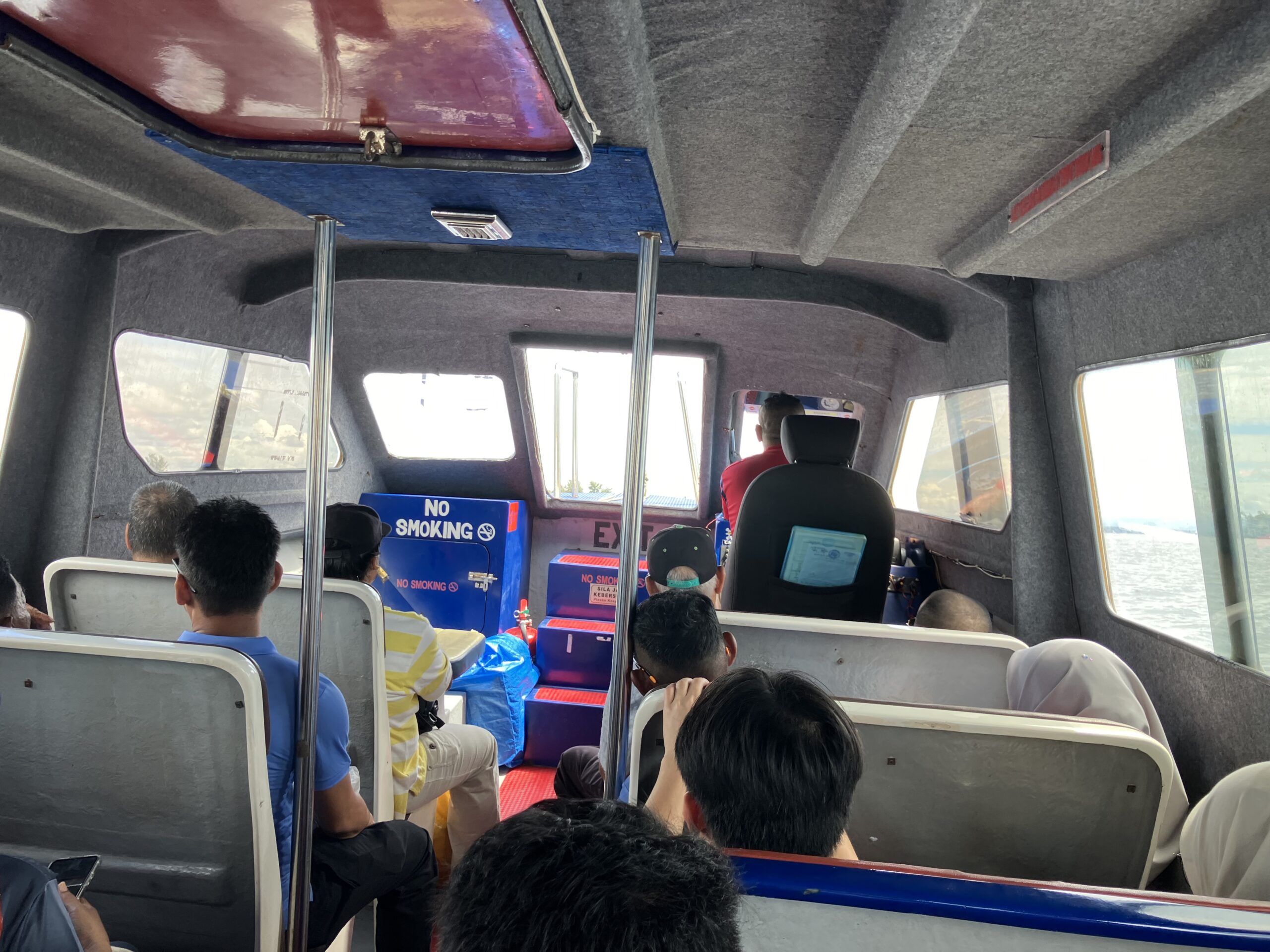 ルブアン島(Labuan)からメヌンボク(Menumbok)への船の内