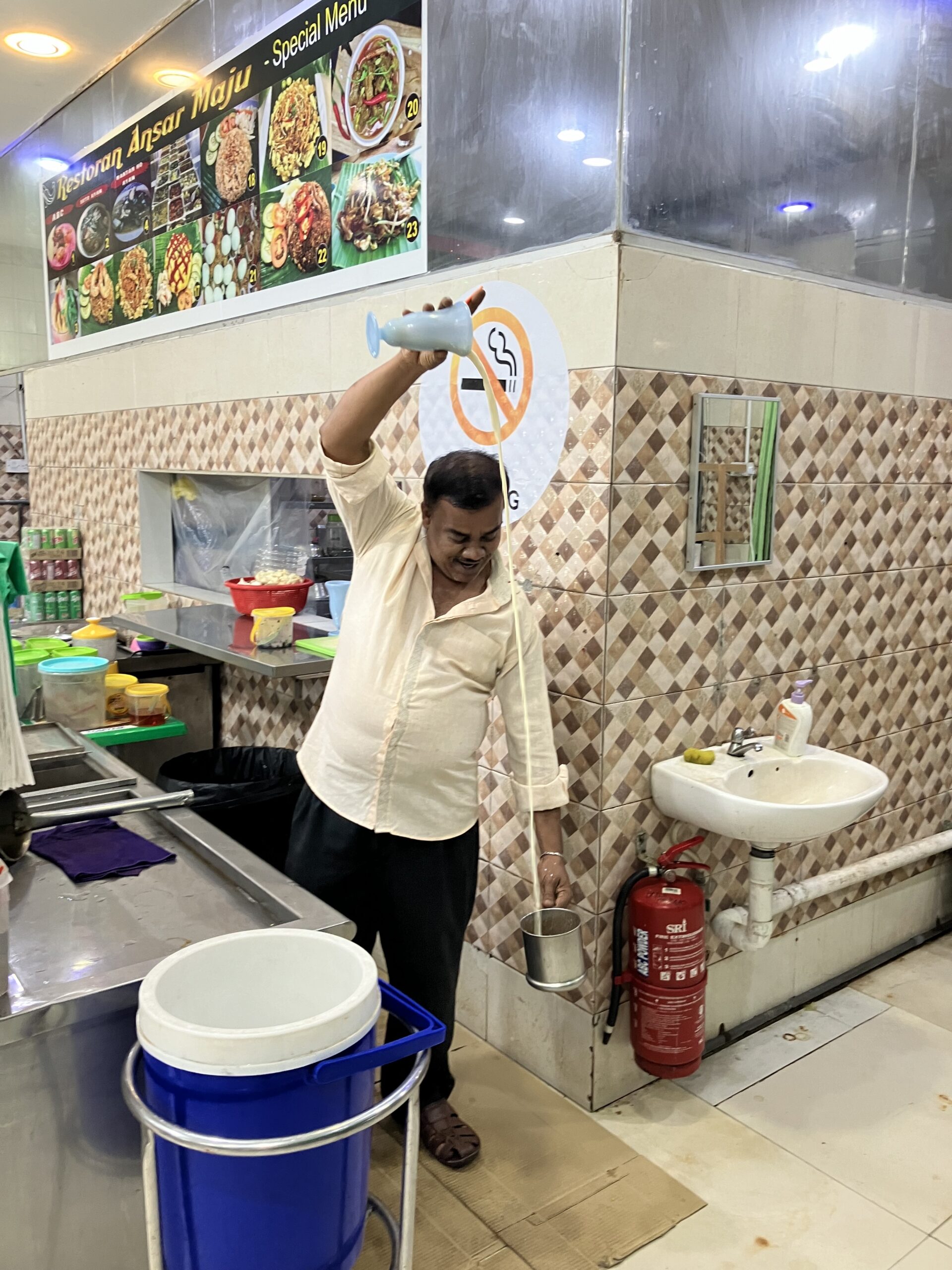 地元系食堂Ansar Majuのアイスティーマドラス風(Teh Tarik Madras)