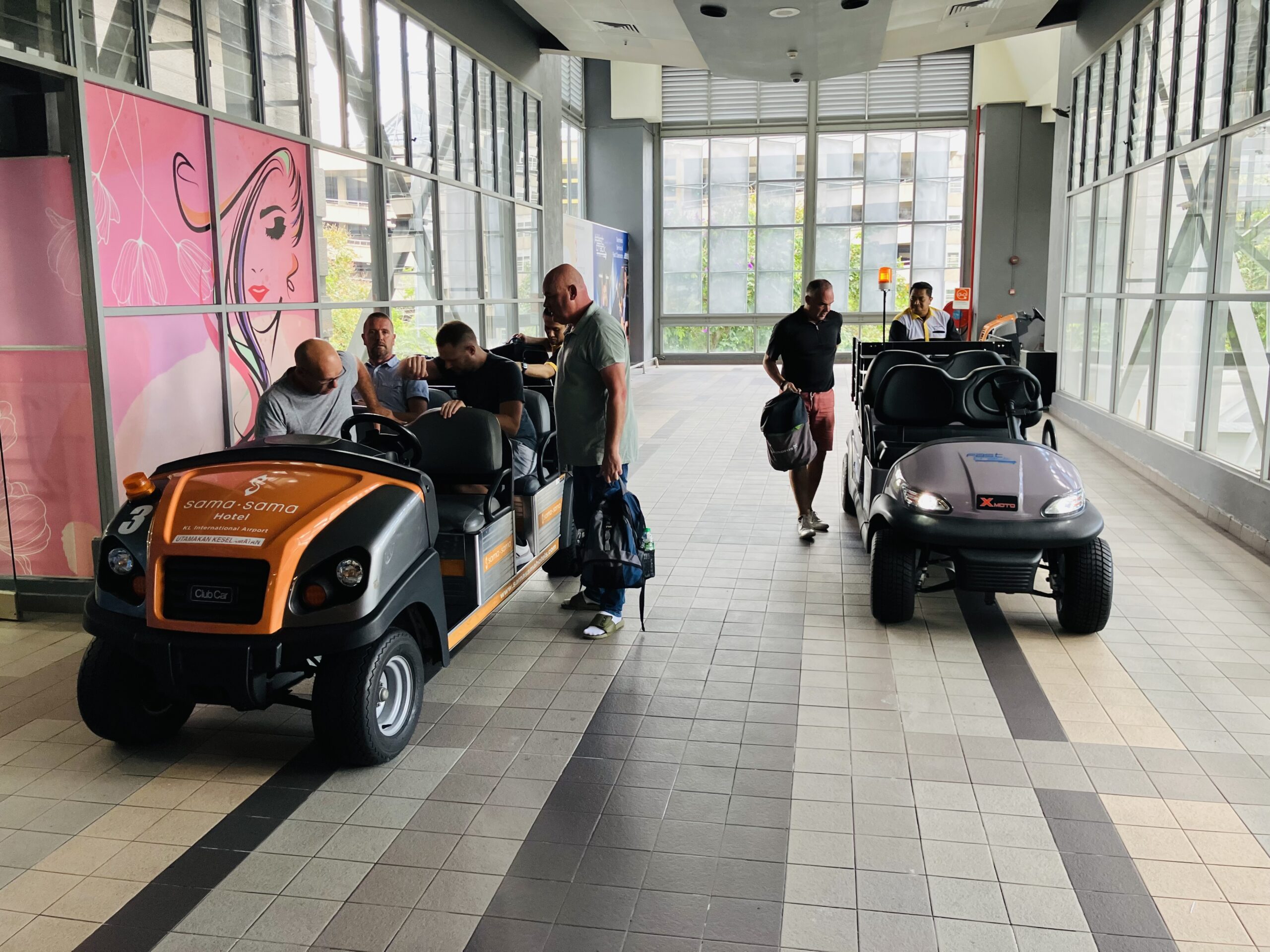 スフィアラウンジ(Sphere Lounge)への無料送迎バギー