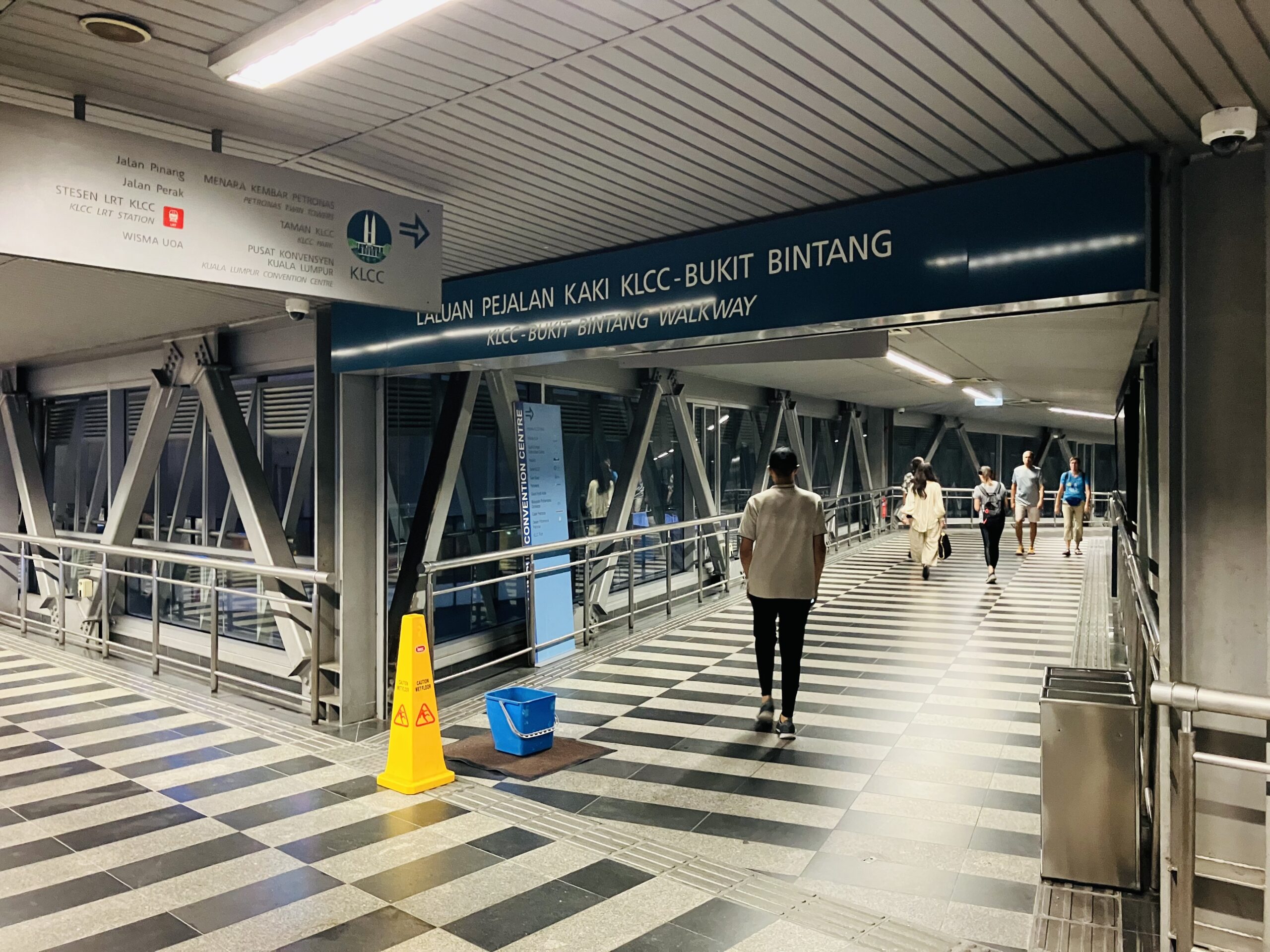 ブキッ・ビンタン(Bukit Bintang)のパビリオ(ンpavilion)から、KLCCまでの空中通路