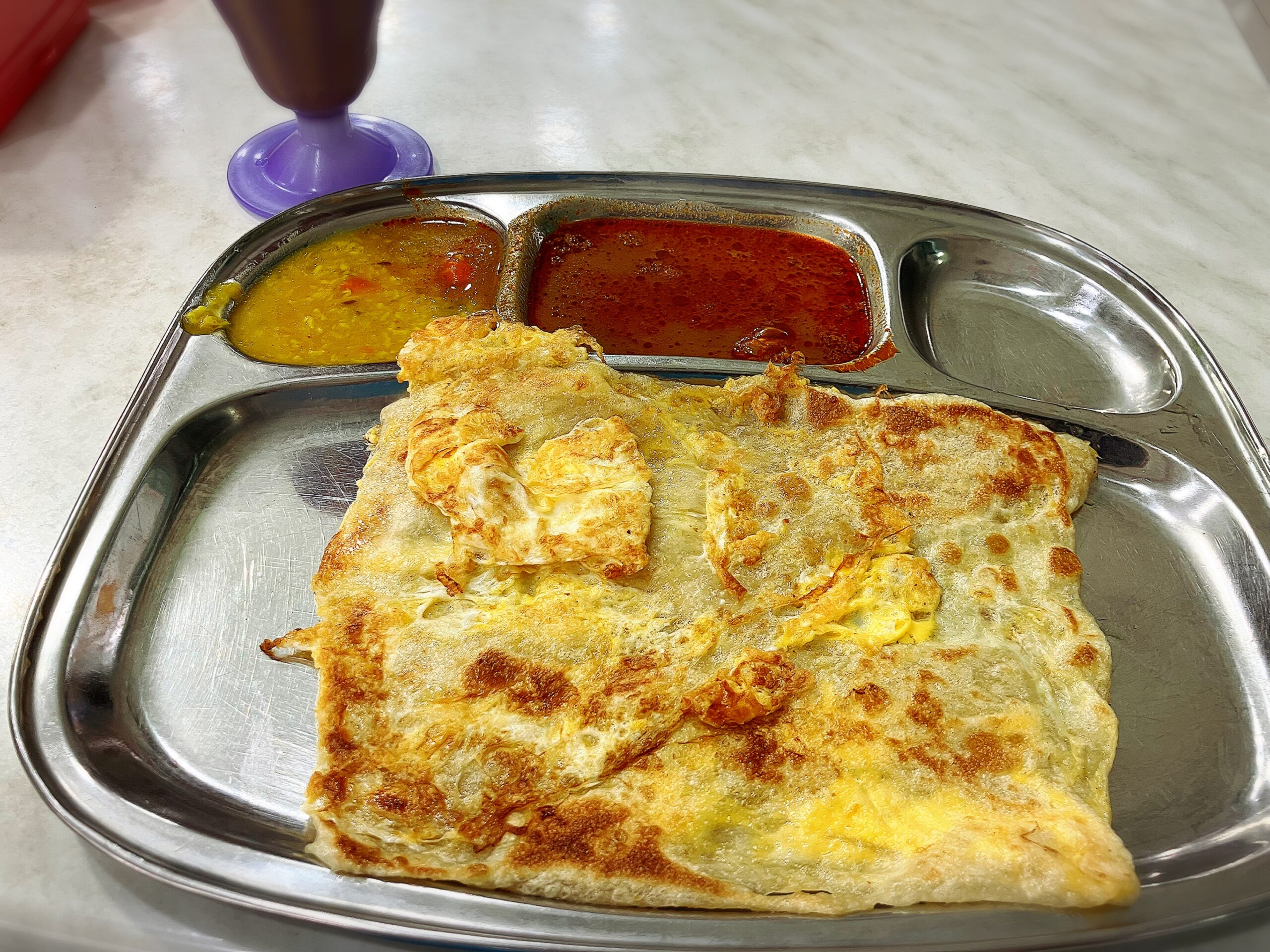 地元系食堂Ansar Majuの玉子ロティ(roti telur)3NYRとアイスティー(Teh Susu)4MYR