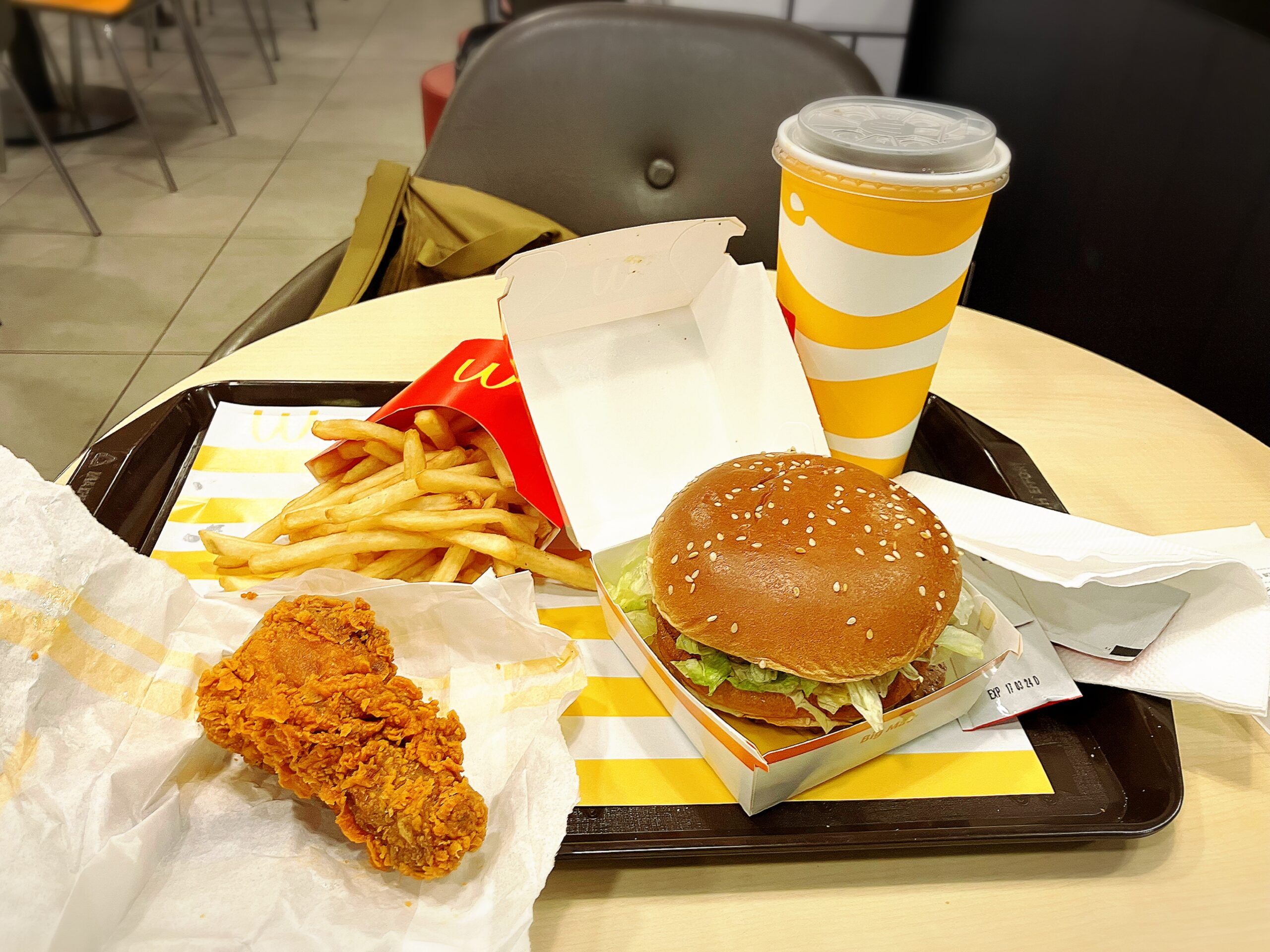 マレーシアのマクドナルドのビックマックセットとフライドチキン21MYR