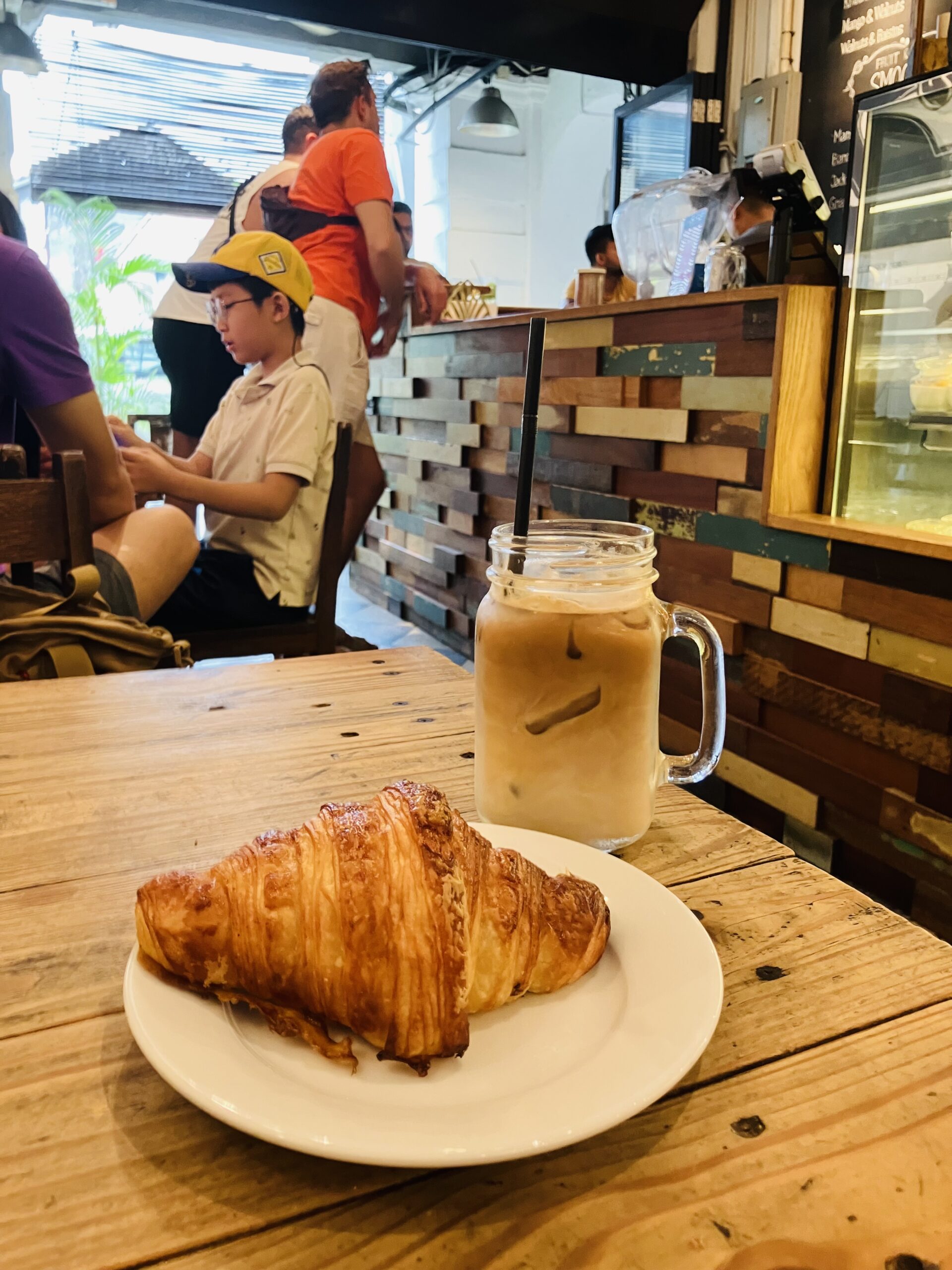 MUGSHOTのアイスラテ(Cold Latte)15.5MYRとRAINFORESTのクロワッサン6.9MYR