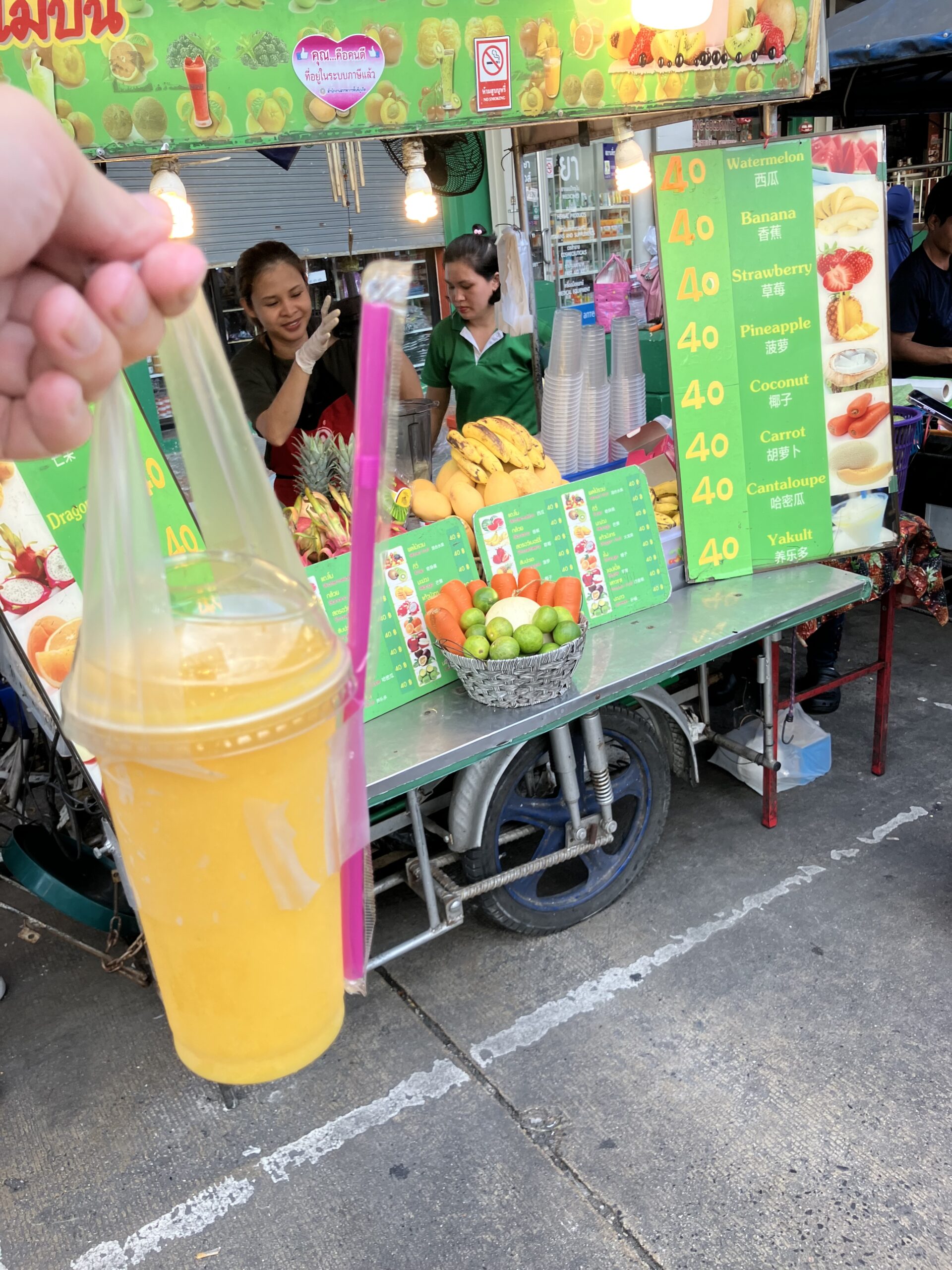 バンザーン生鮮市場の横のマンゴーシェイク40THB