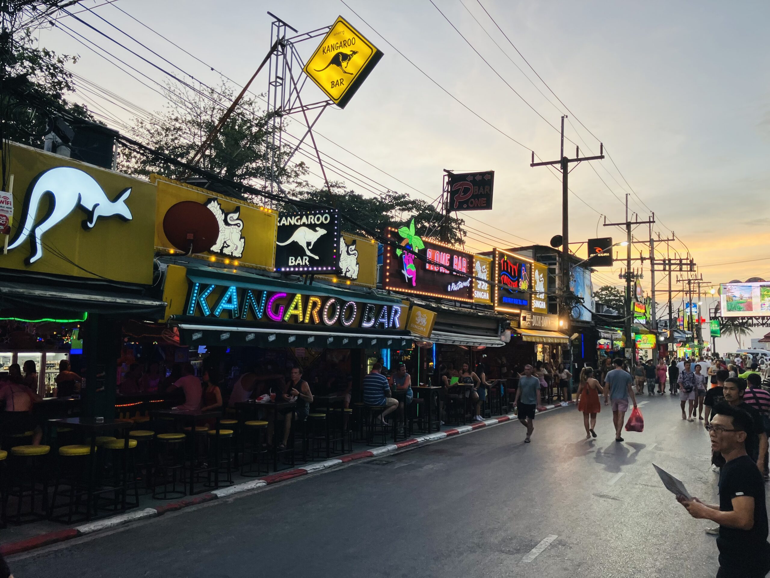 夕方のバングラ通り(Bangla Road)