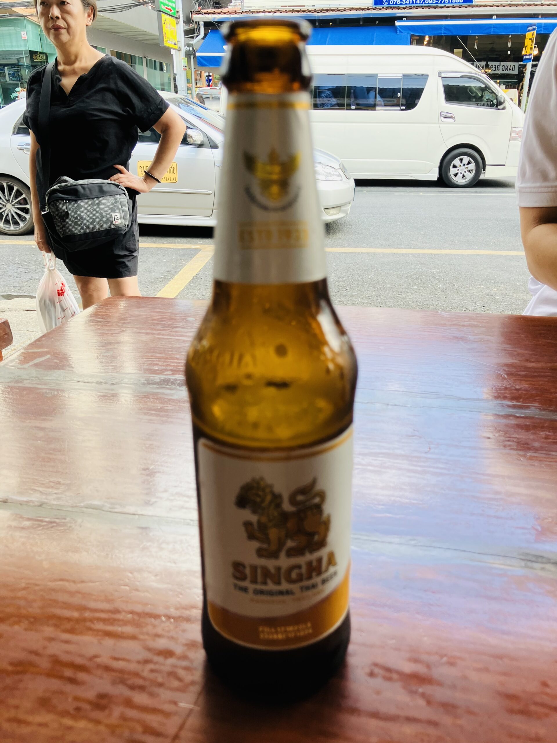 昼からビール♪シンハービール小瓶80THB