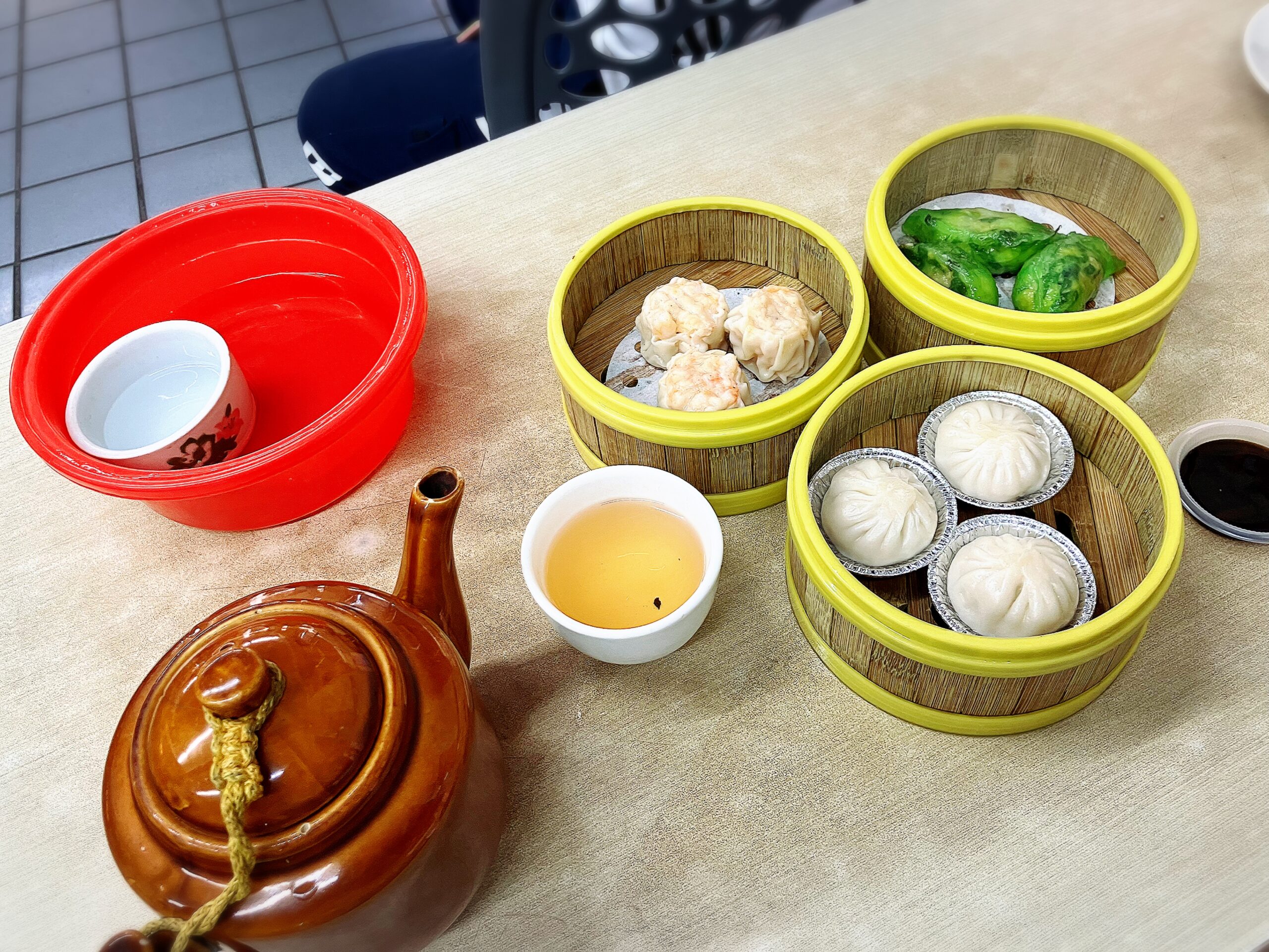 大東酒楼(Tai Tong Restaurant)の小籠包7.8MYRと韮海老餃子7.2MYRと蟹焼売7.2MYR