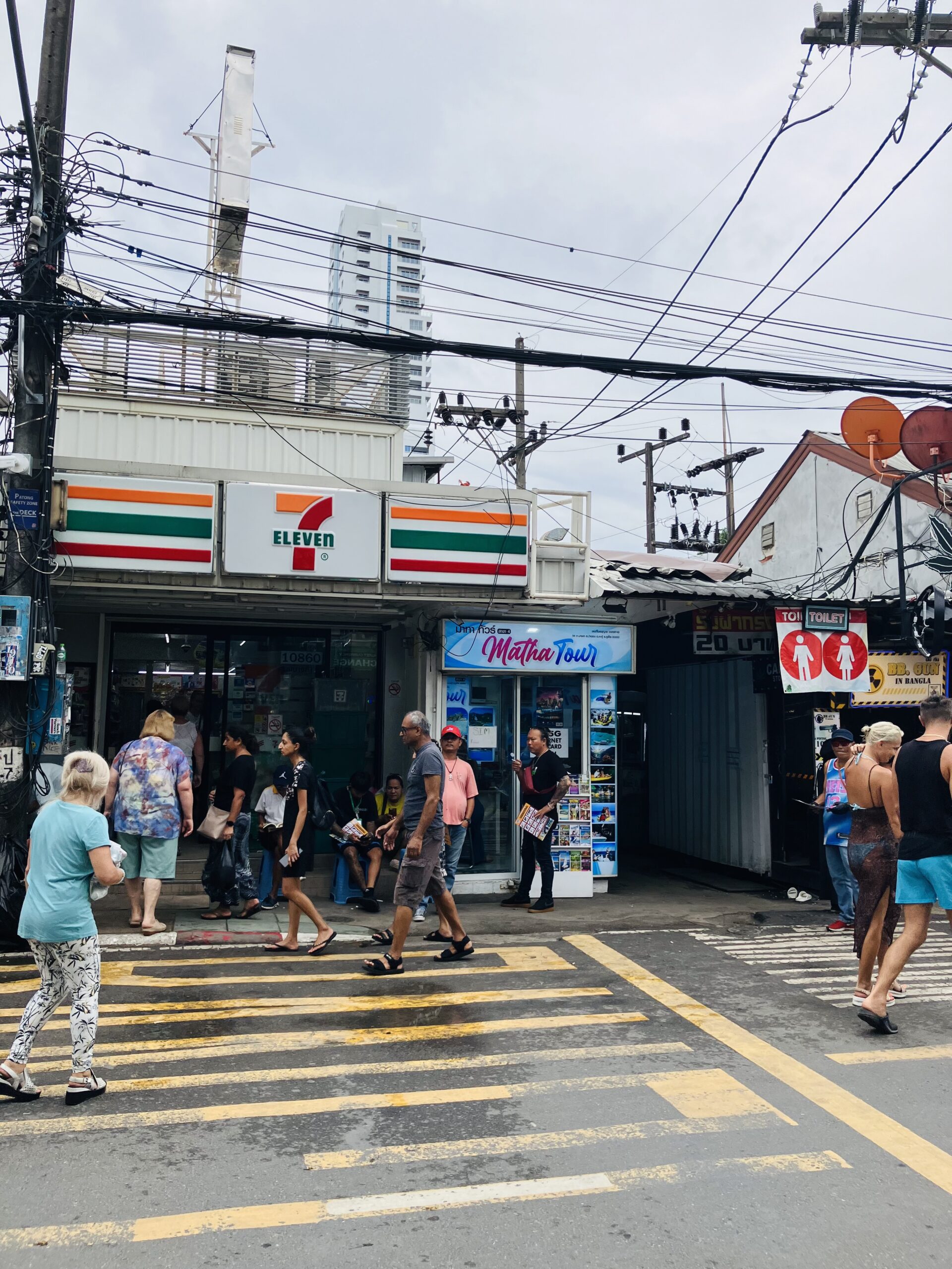バングラ通り(Bangla Road)中ほどのセブンイレブン