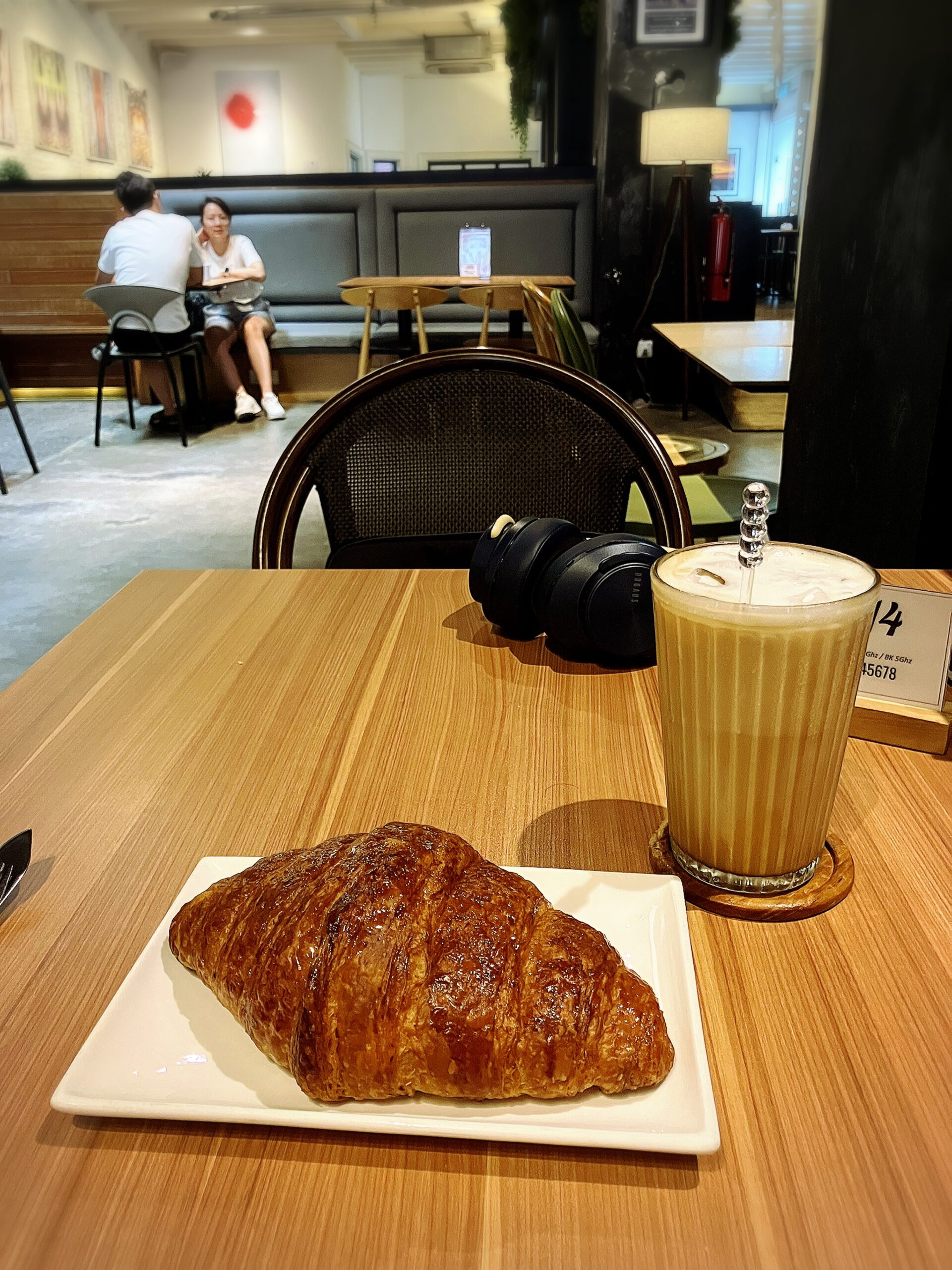 Black Kettleのアイスカフェラテ13MYRとクロワッサン10MYR