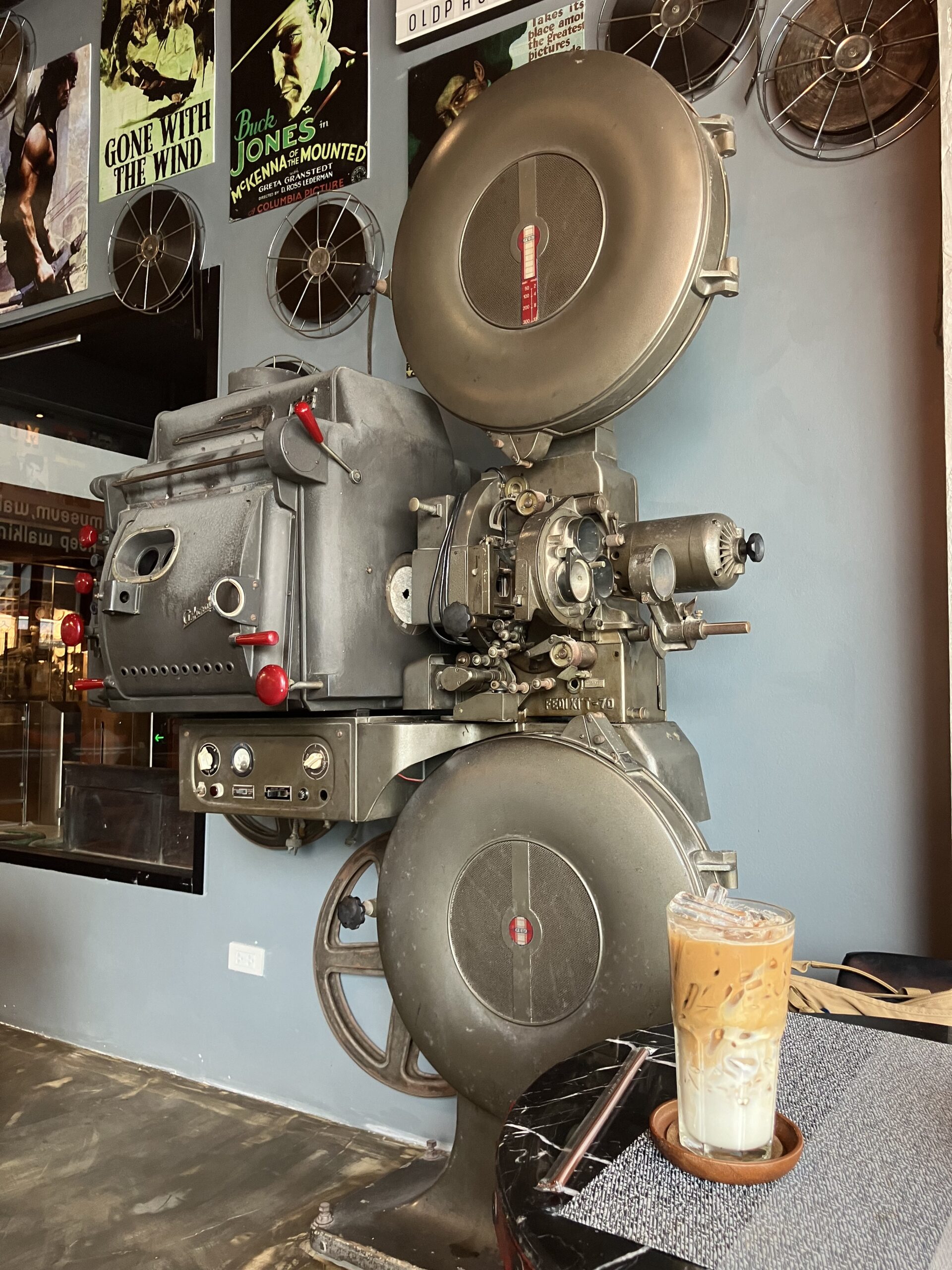 Coffee Talk Old Phuket Townのアイスカフェラテ120THB