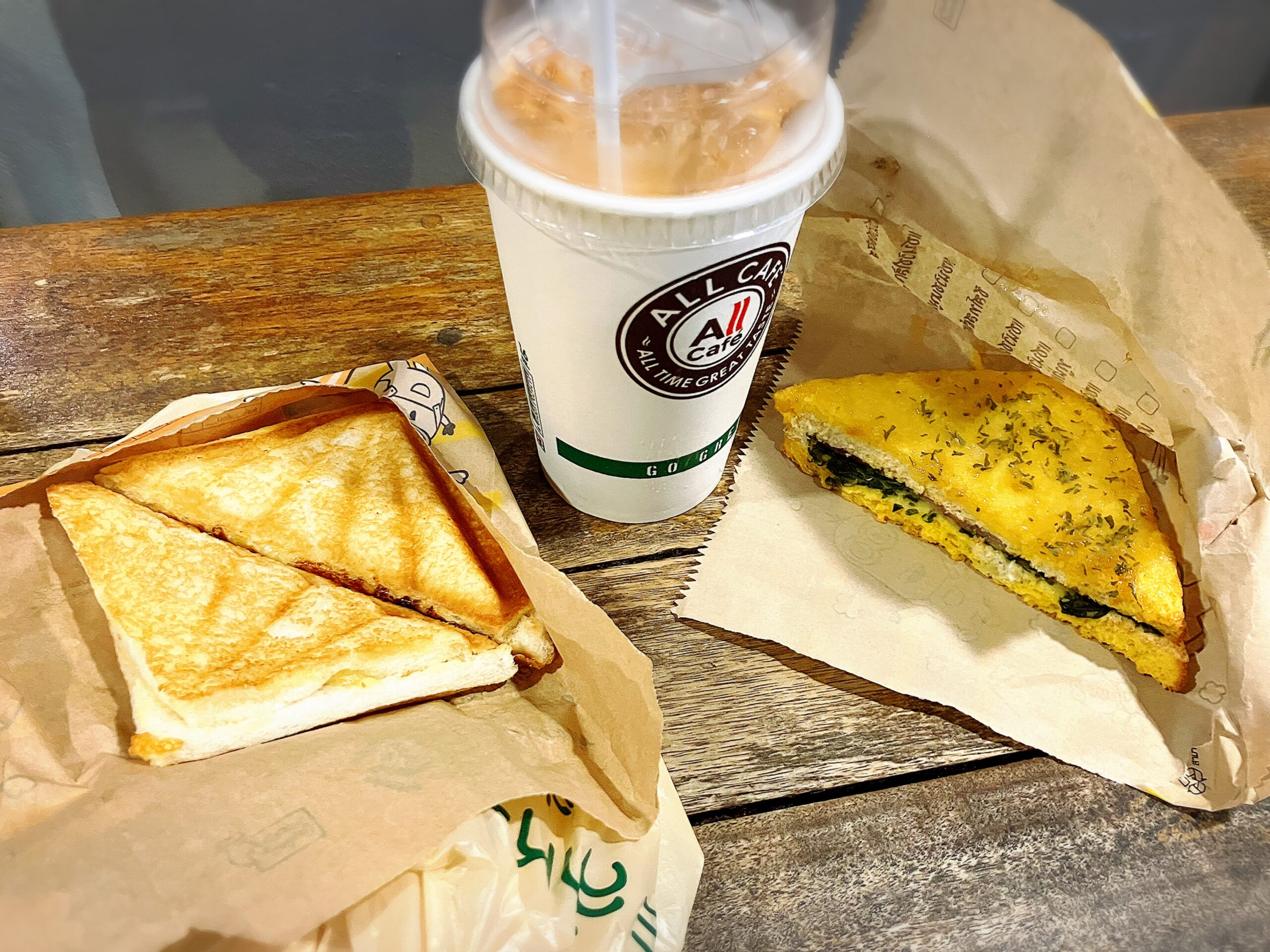 セブンイレブンのホットサンド37THB、ほうれん草ハムサンド30THB、アイスタイテイー35THB