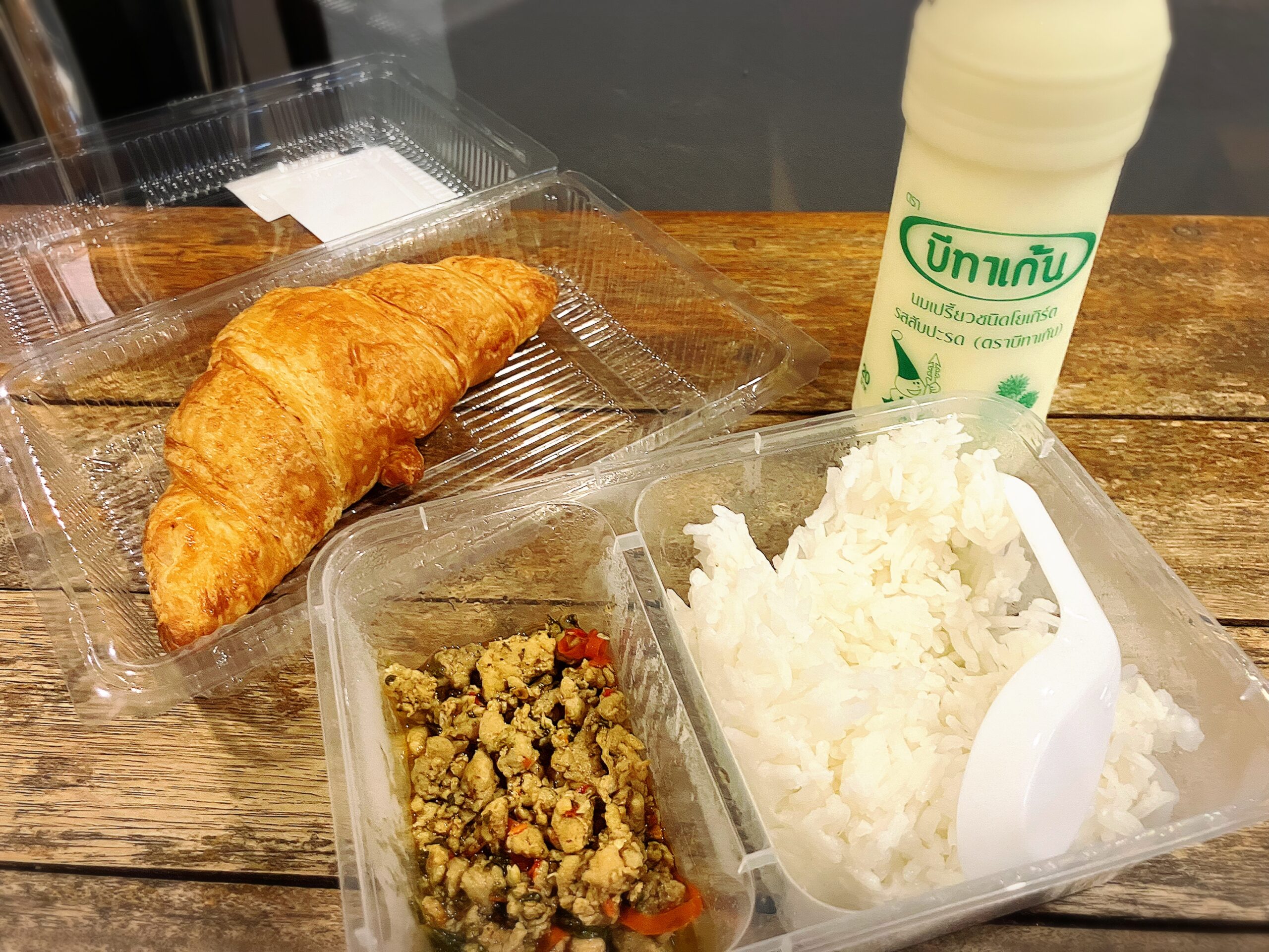 BigCのガパオ弁当49THB、クロワッサン17THB、Betagenパイナップル味20THB