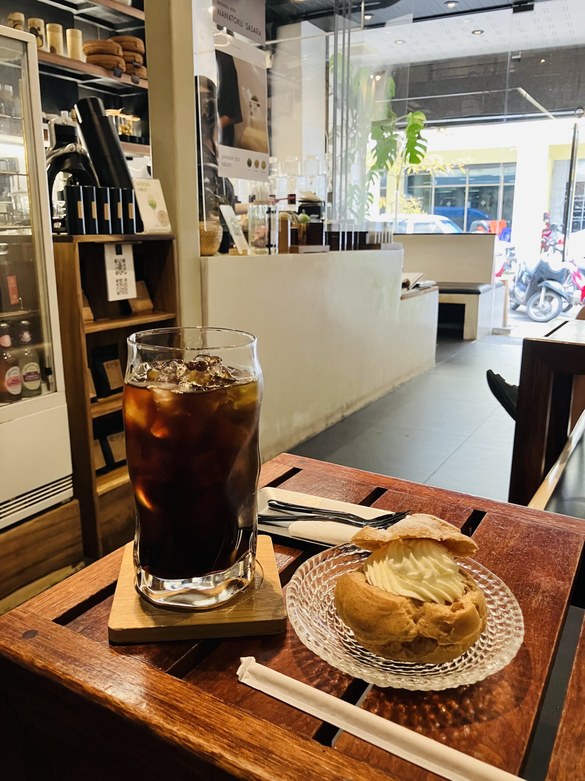 Ryn(Authentic Tea & Slow Drip Coffee)のアイスコーヒー70THBとシュークリーム70THB