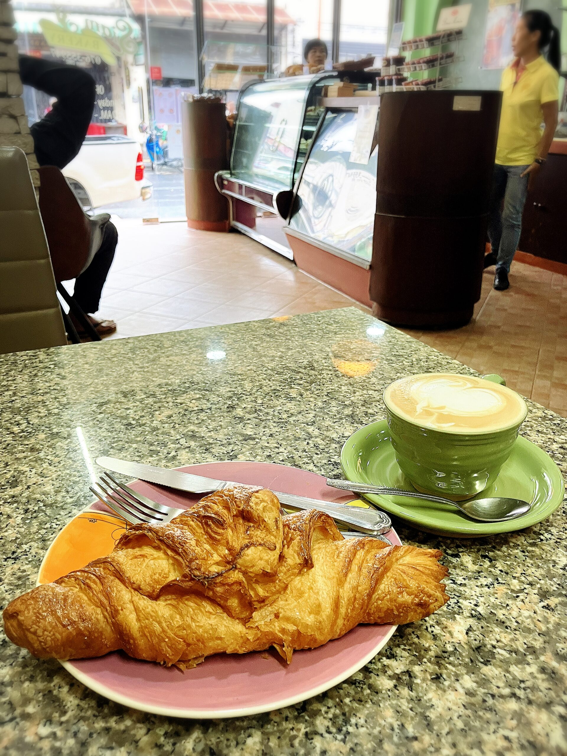 Siam Bakeryのカフェラテ65THBとクロワッサン50THB