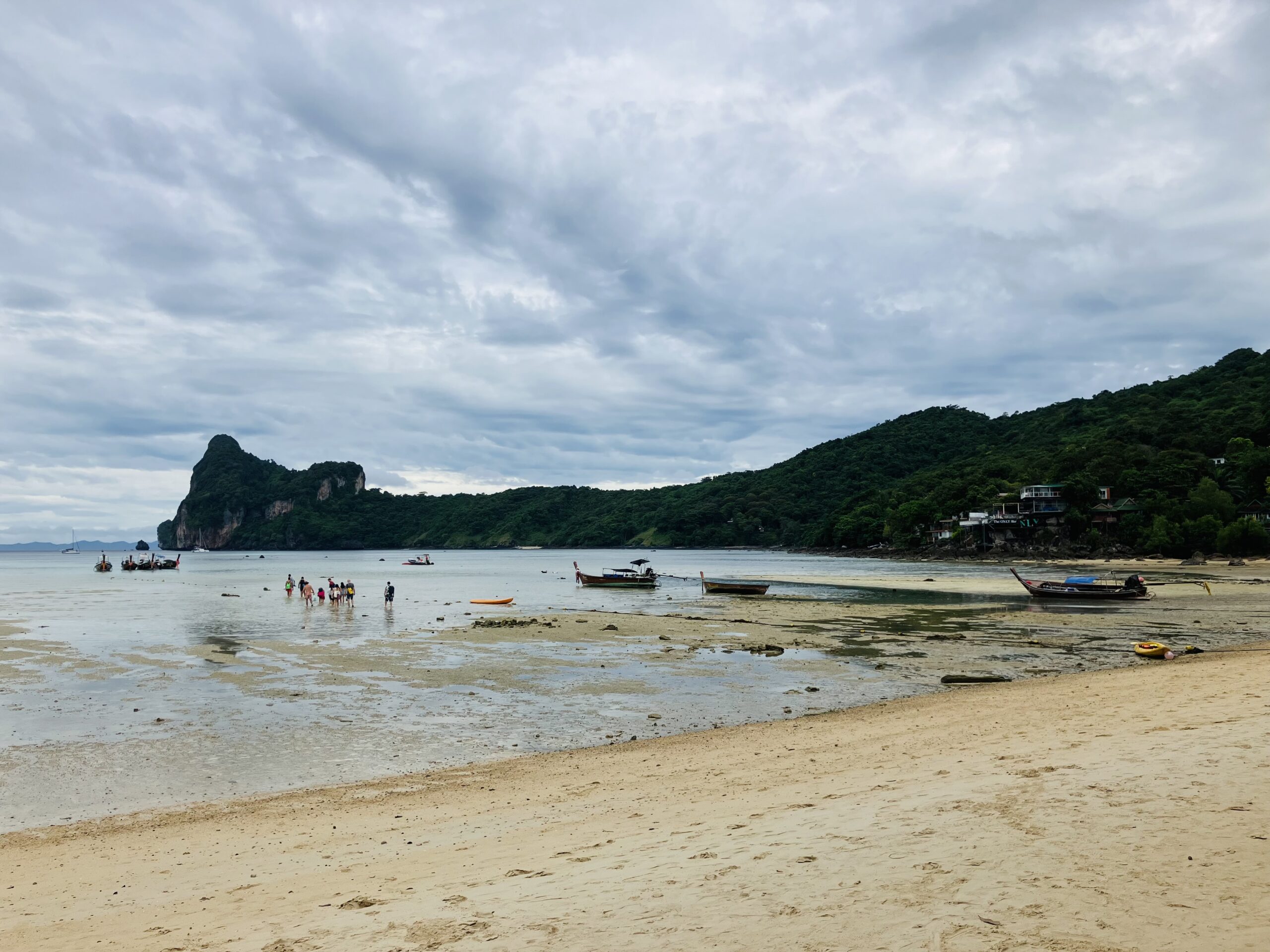 ピピ・ドーン島(Phi Phi Don Island)のローダラム ビーチ(Loh Dalum Beach)