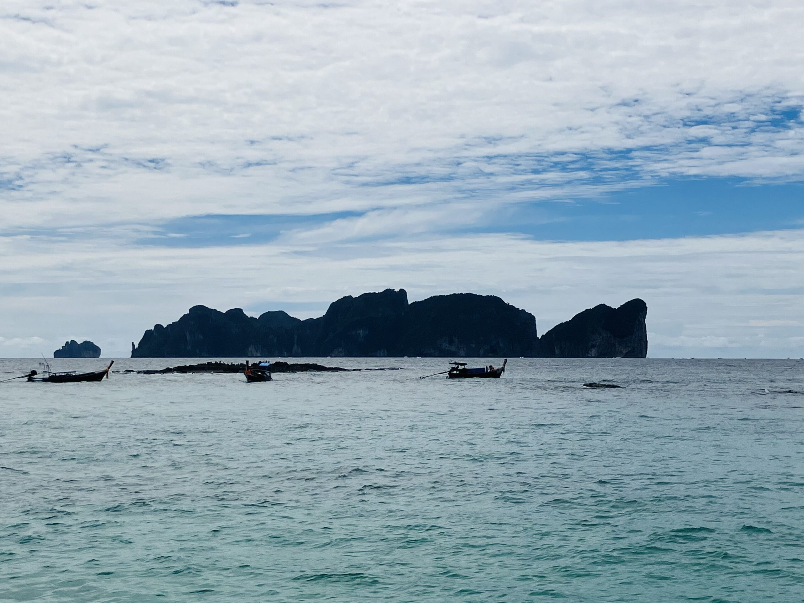 ピピ・ドーン島(Phi Phi Don Island)から見えるピー ピー レイ島(Phi Phi Lay Island)