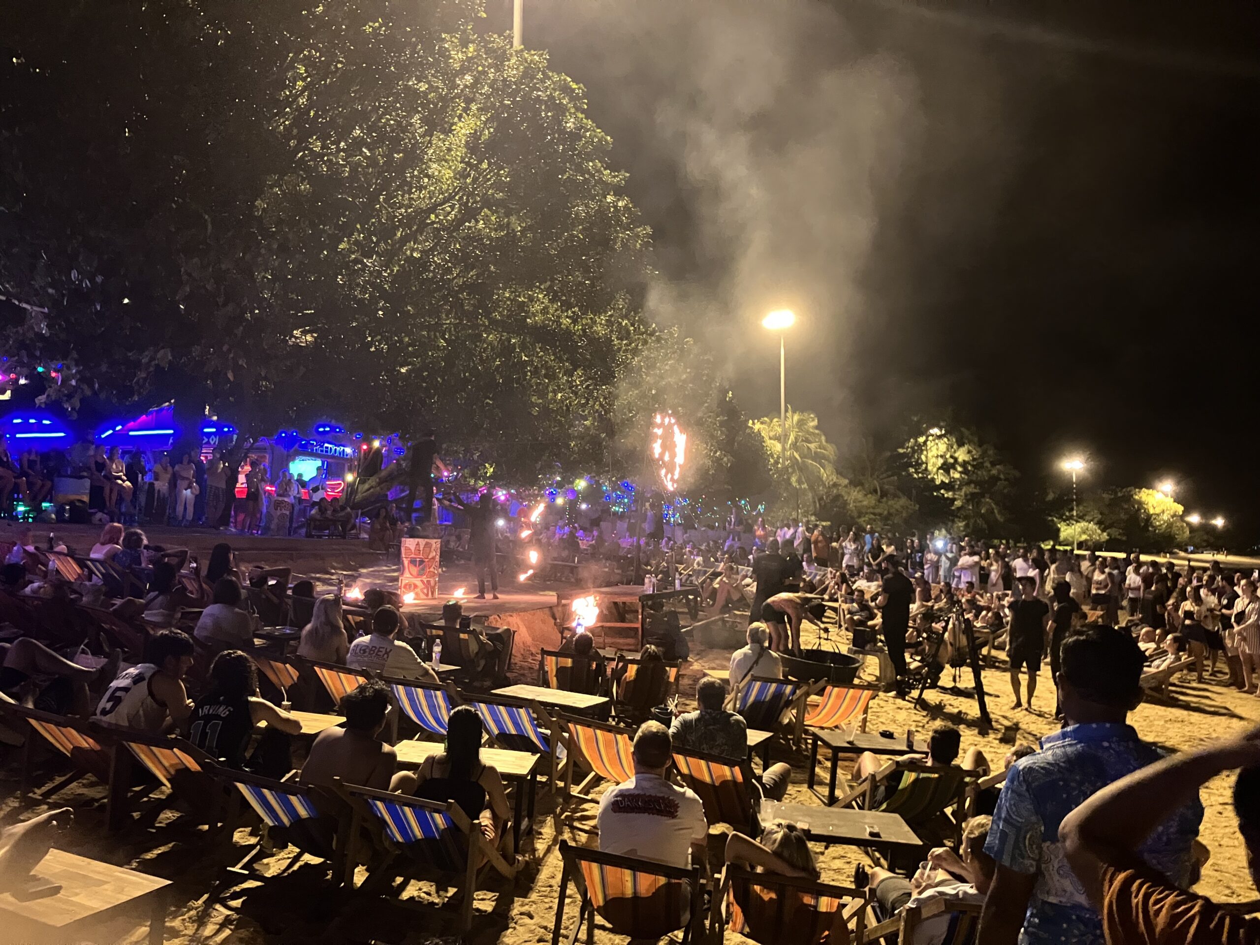 ピピ・ドーン島(Phi Phi Don Island)のローダラム ビーチ(Loh Dalum Beach)