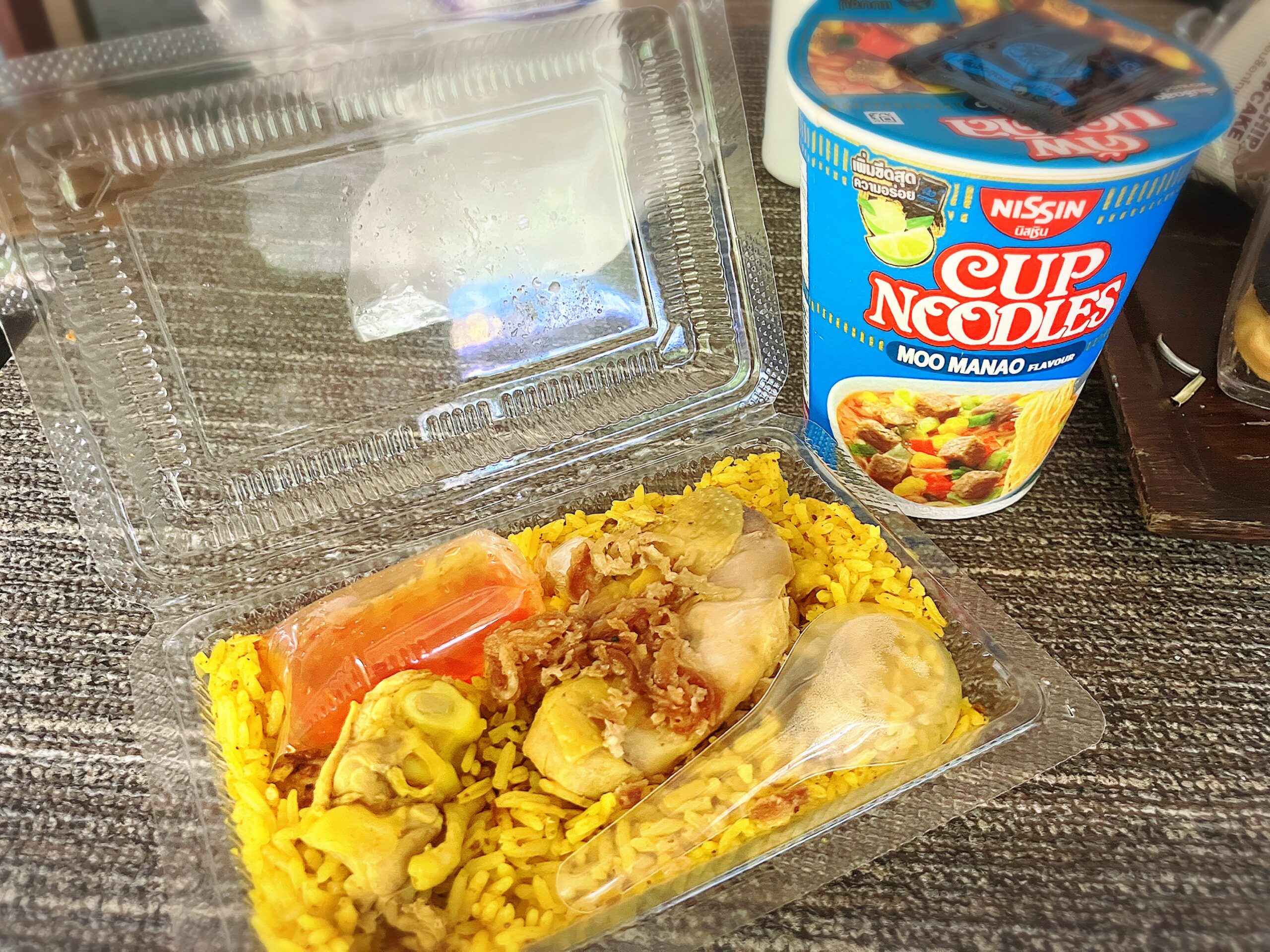 カオモックガイ40THBとカップヌードル