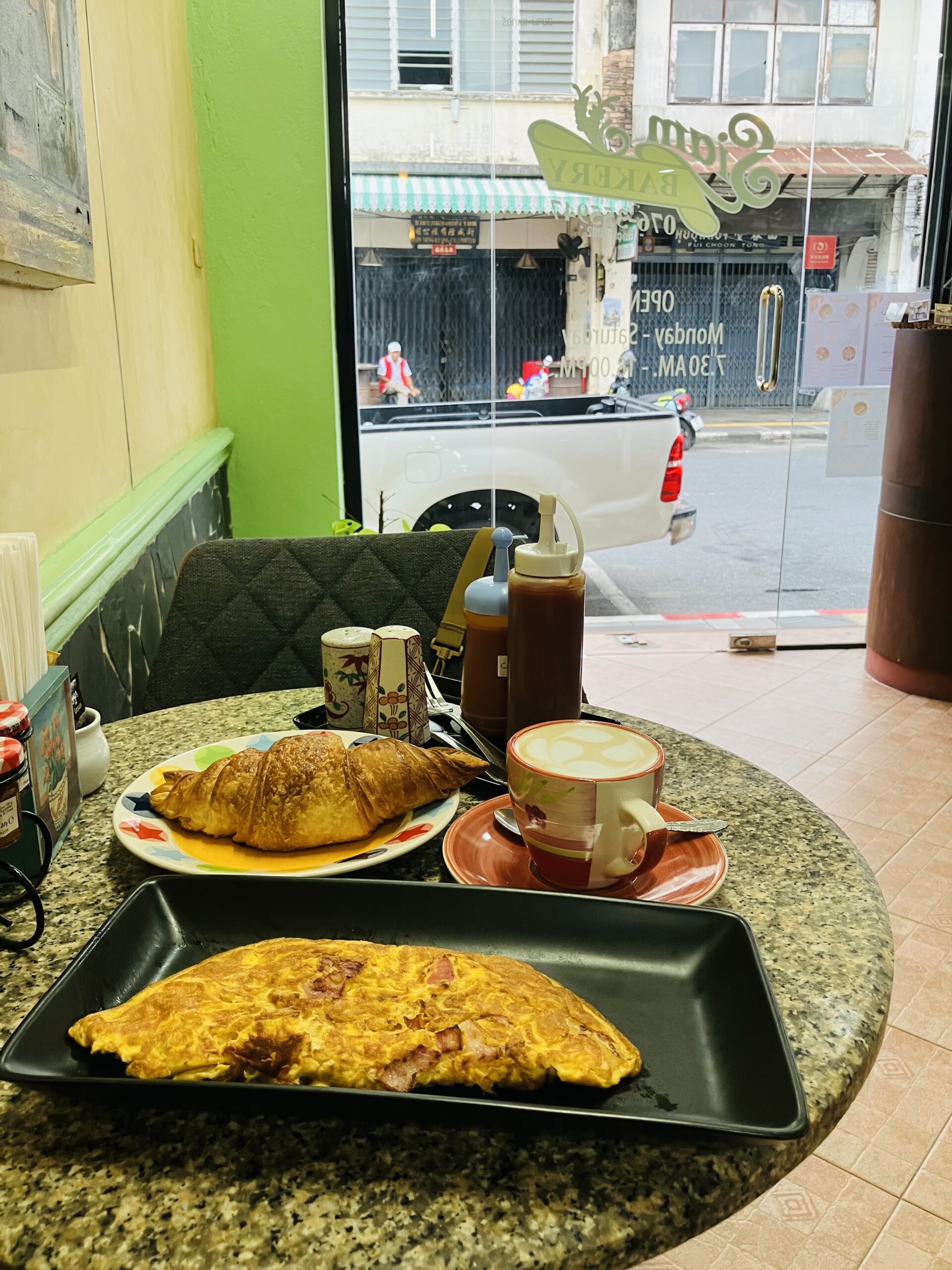 Siam Bakeryのオムレツベーコン&チーズ90THBとクロワッサン50THBとカフェラテ65THB