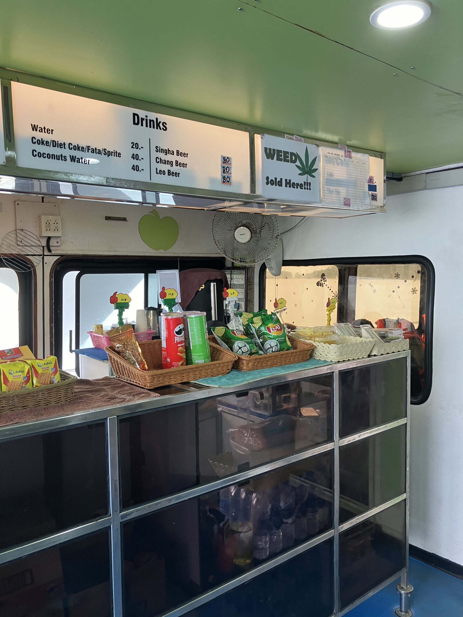 船内の売店 WEEDも売ってます