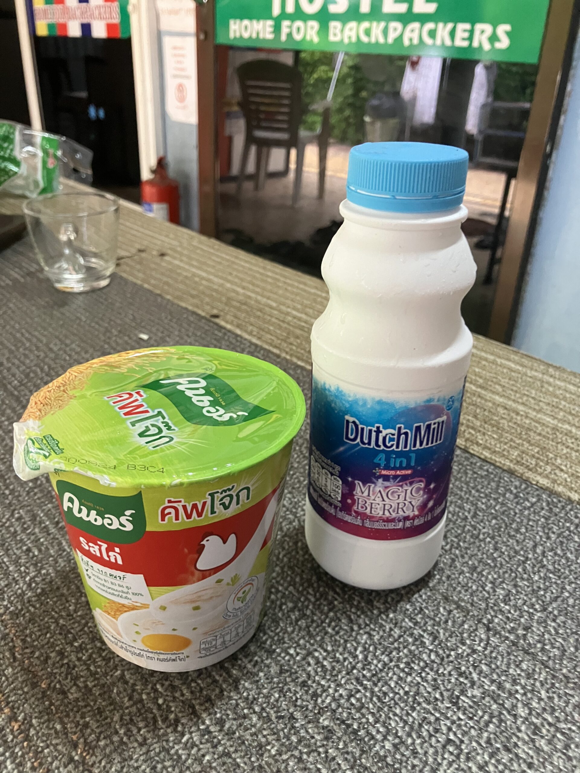 インスタントカップジョーク25THBと乳酸菌飲料Dutch Mill Magic Berry味25THB