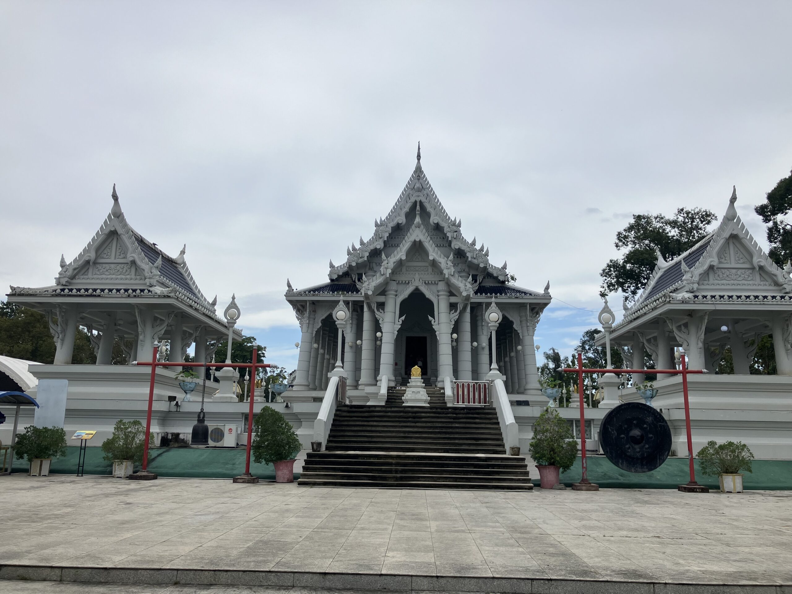 クラビタウン(Krabi Town)のワット サッ ケーオ コー ワラーラーム本堂