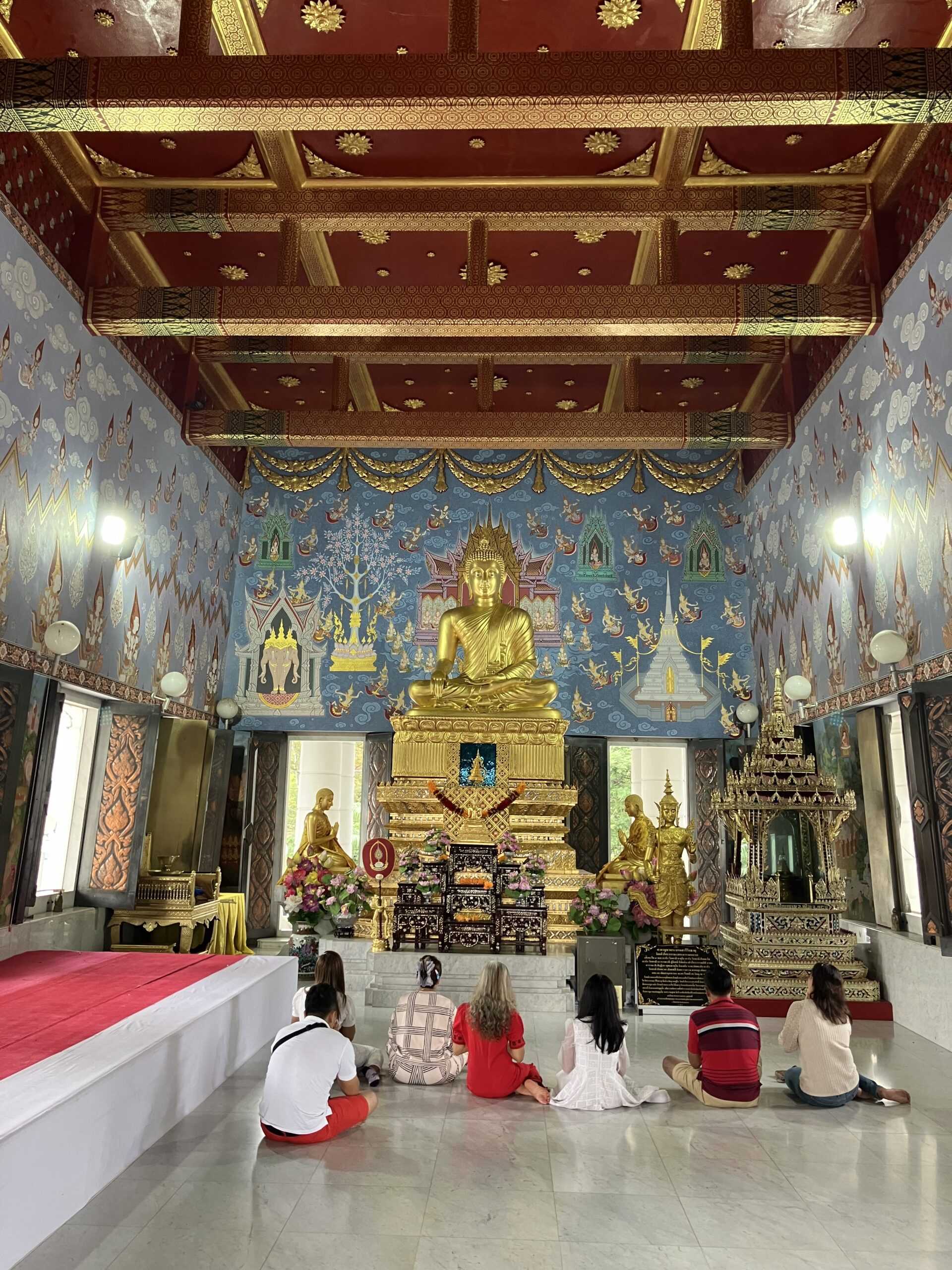 クラビタウン(Krabi Town)のワット サッ ケーオ コー ワラーラームの本堂内