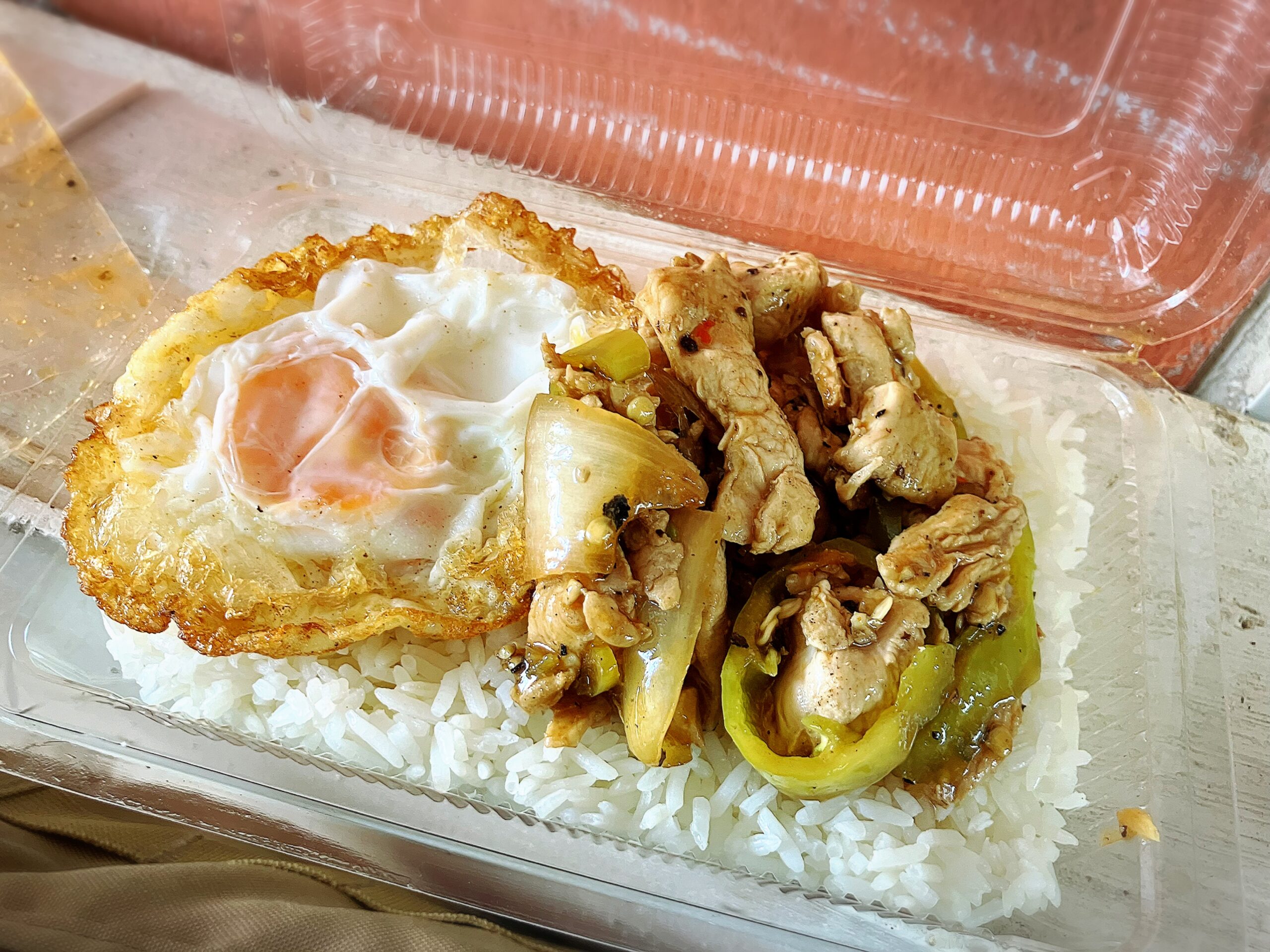 ピピ・ドーン島(Phi Phi Don Island)のパットムー弁当40THB