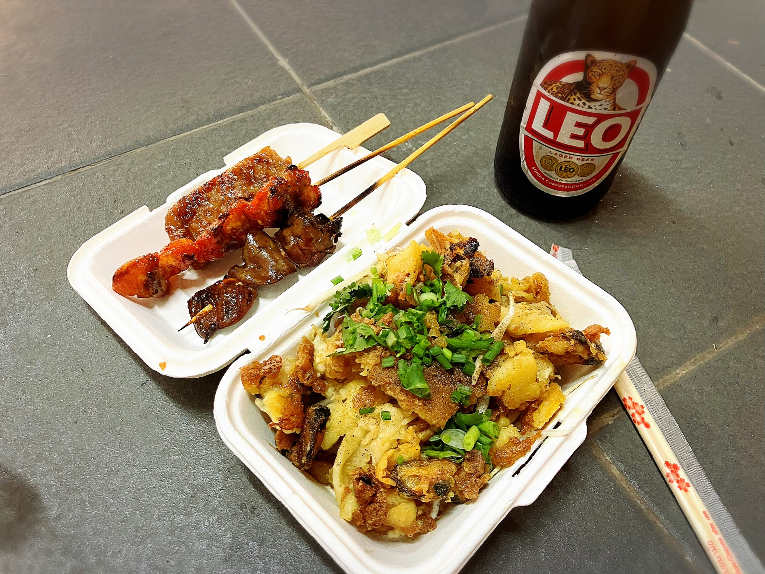 クラビタウン(Krabi Town)のKrabi Town Night Marketにてムーピン15THB、ボンジリ串10THB、鶏レバー串10THB、ホイトート50THB