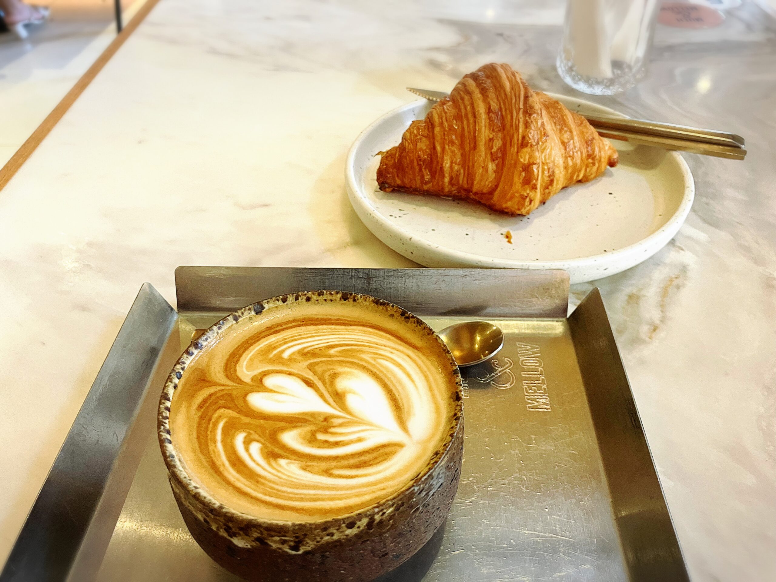 Much & Mellowのカフェラテ95THBとクロワッサン85THB