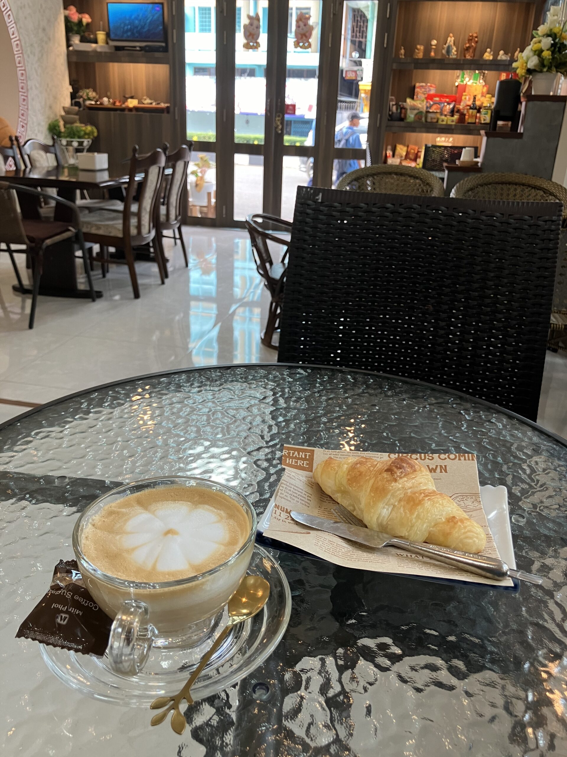 Baanghulhaoのカフェラテ50THBとクロワッサン40THB