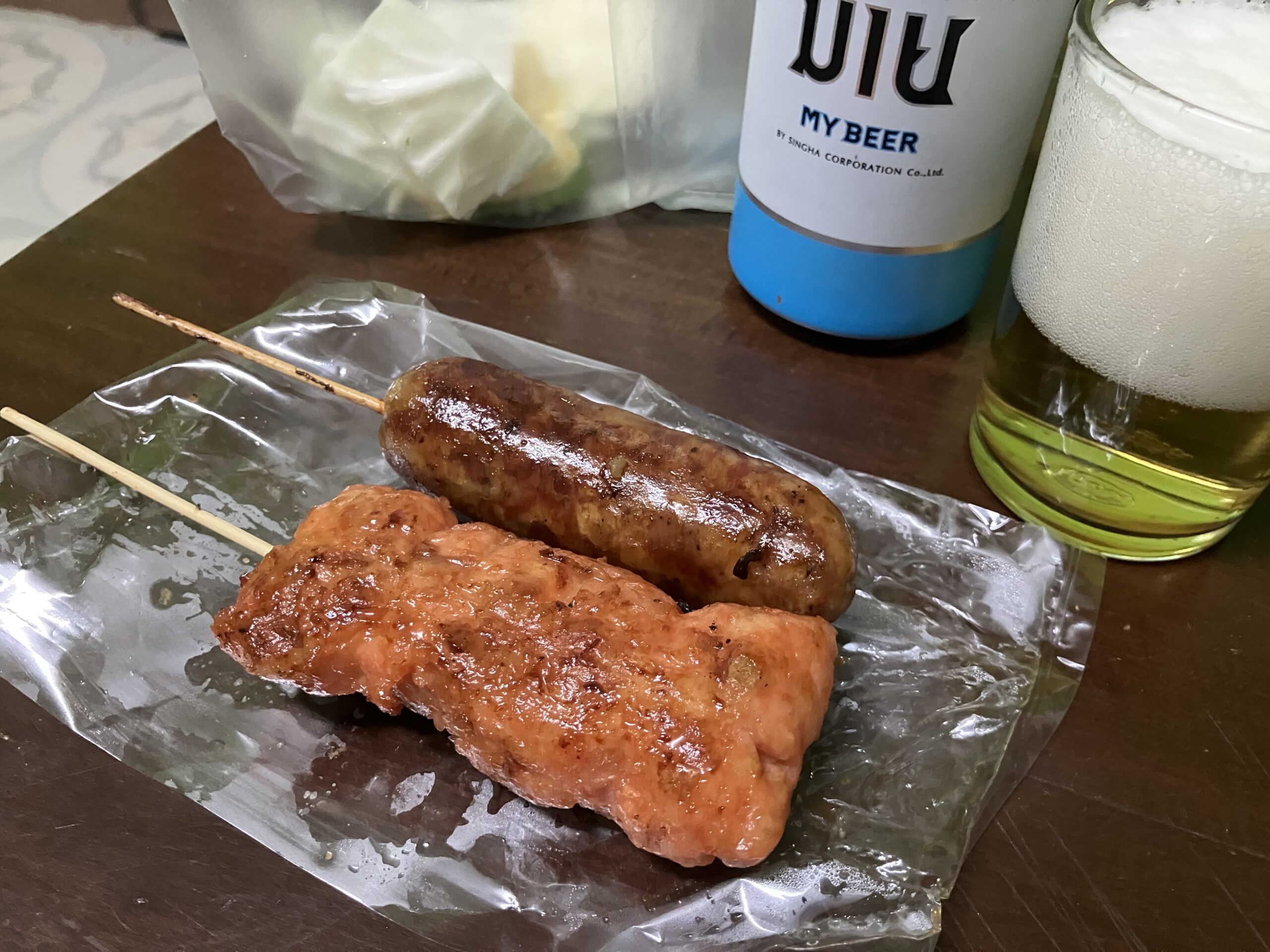 タイソーセージ串20THBとハンバーグ串20THB