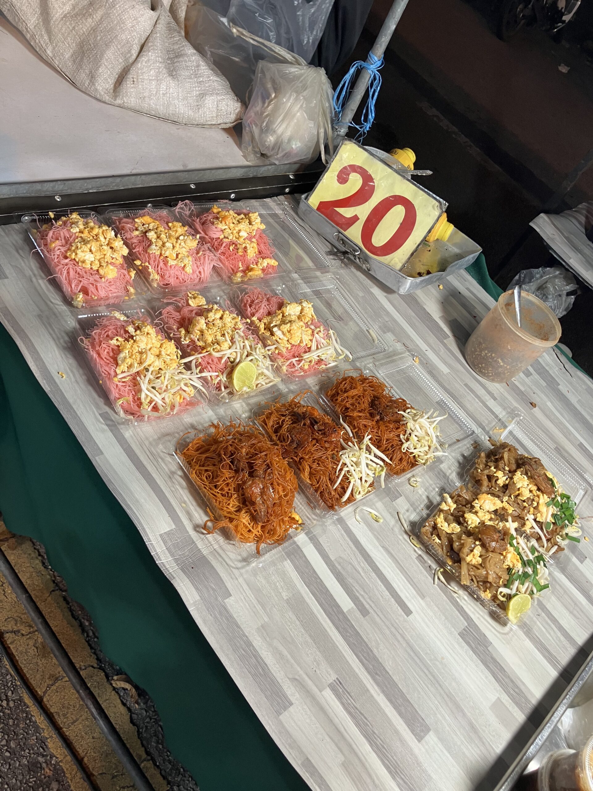 センターポイント市場の夜市のパッタイ屋台