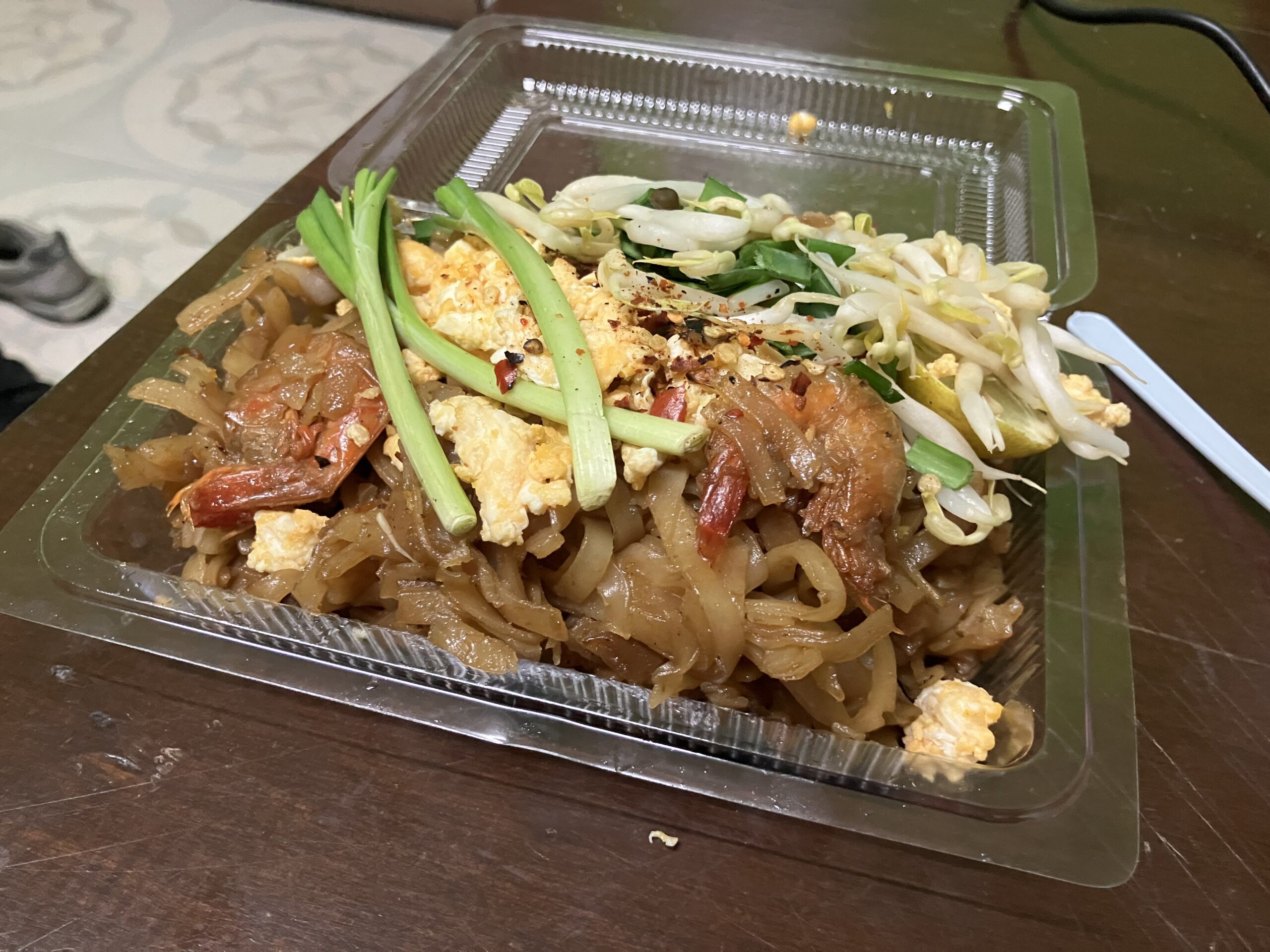 センターポイント市場の夜市のパッタイ弁当20THB