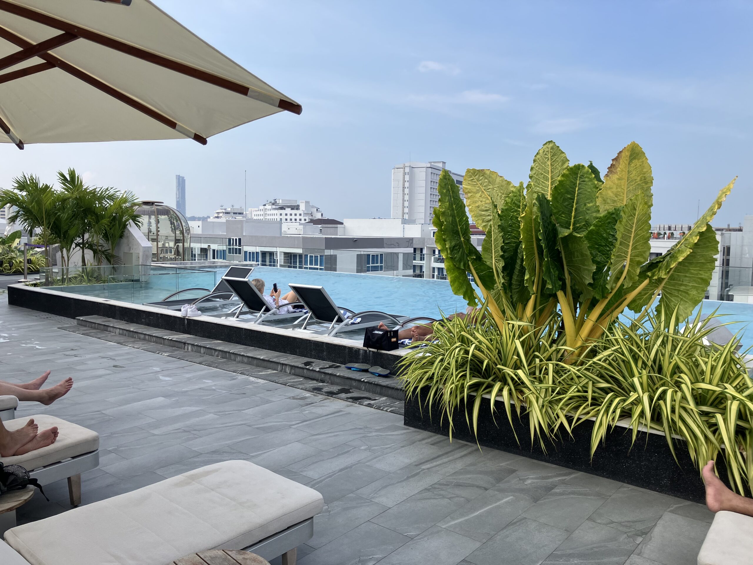 アメジスト・ホテル・パタヤ(Amethyst Hotel Pattaya)の屋上のインフィニティ・プール