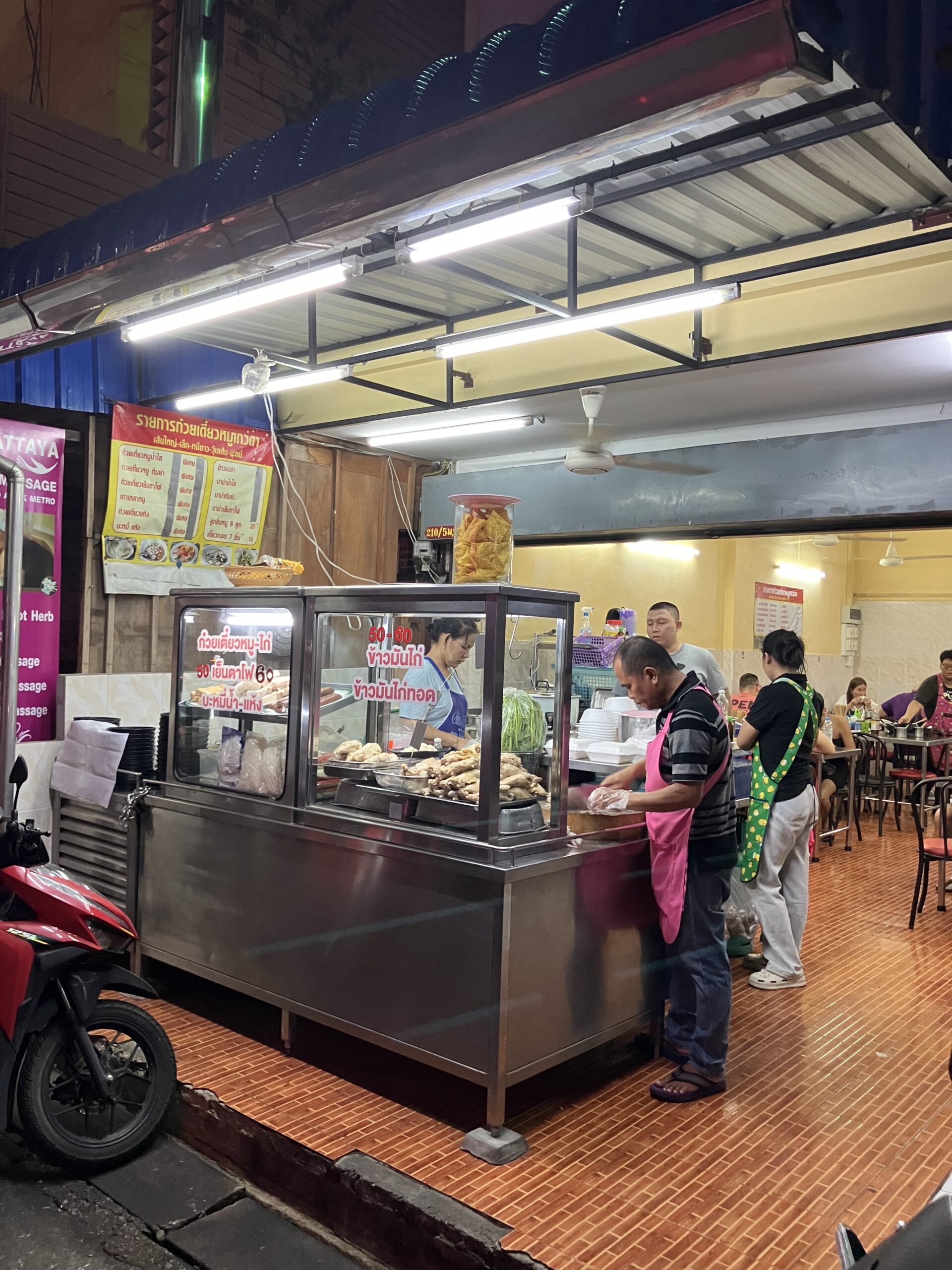 パタヤ(Pattaya) ソイブッカーオの鶏ソバ屋