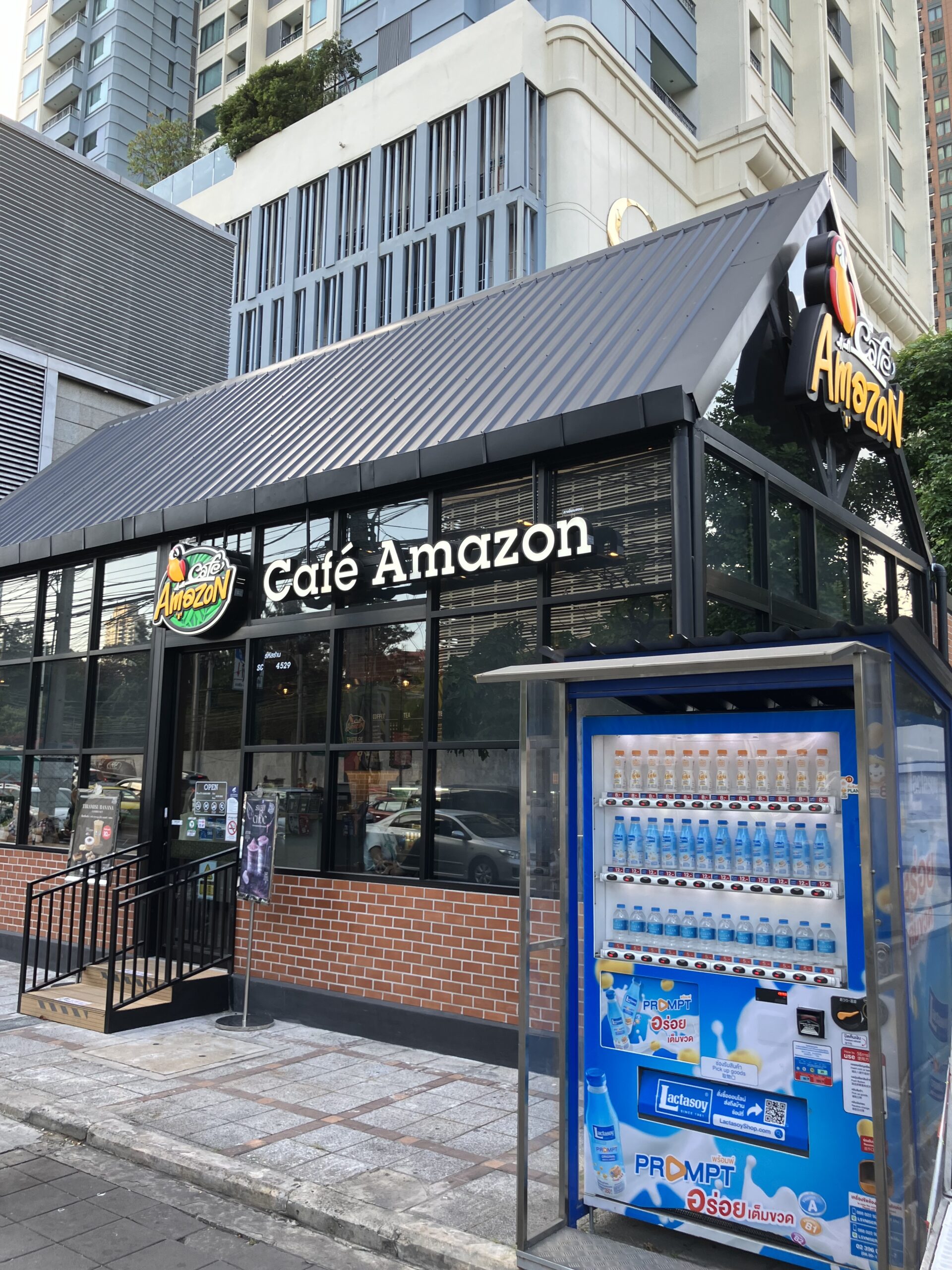 バンコク(Bangkok)のMRTペッチャブリー駅出口のCafe Amazon